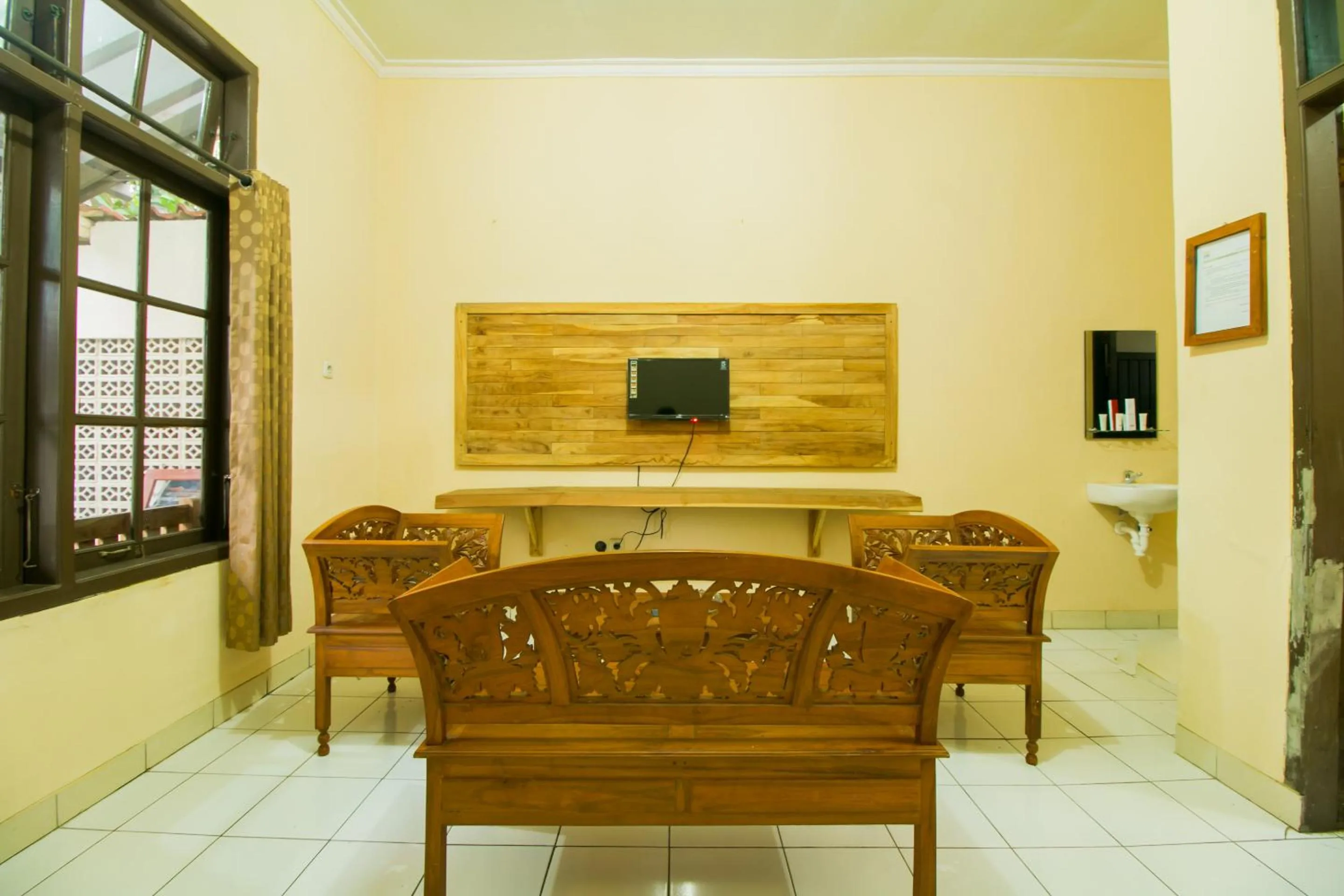 Living room in RedDoorz @ Pantai Pelabuhan Ratu 2