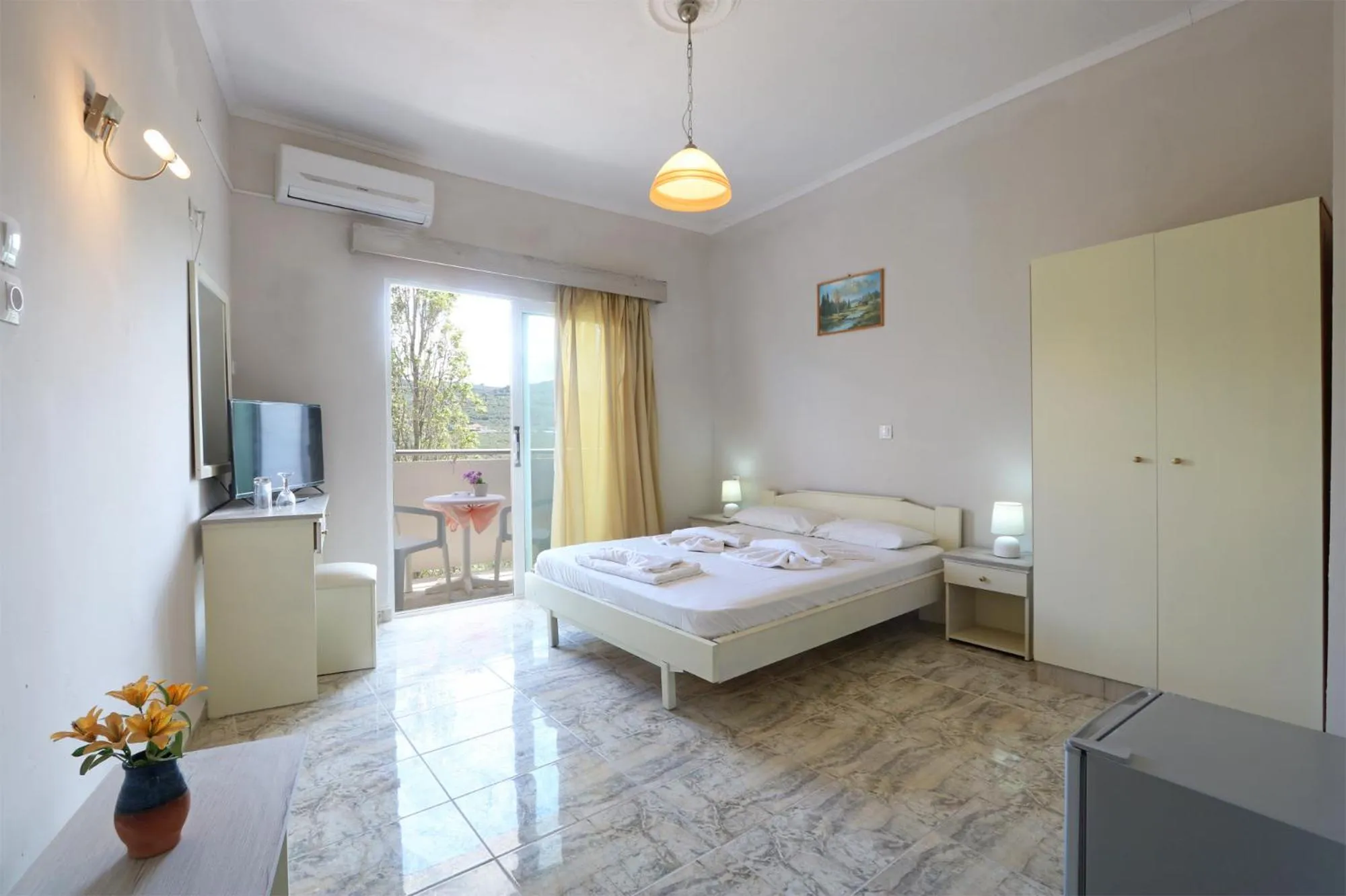 Photo of the whole room, Bed in Regina Hotel