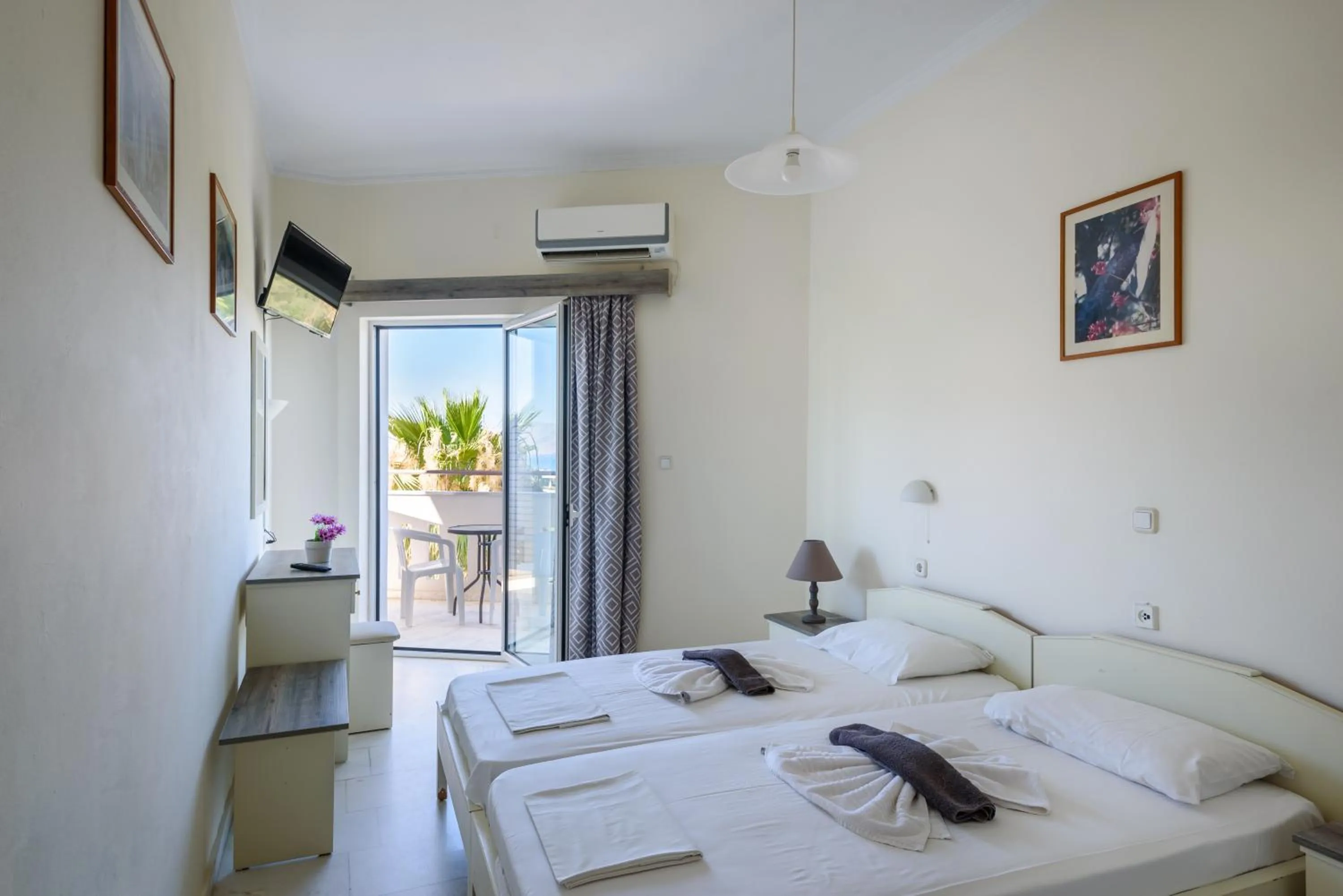 Photo of the whole room, Bed in Regina Hotel