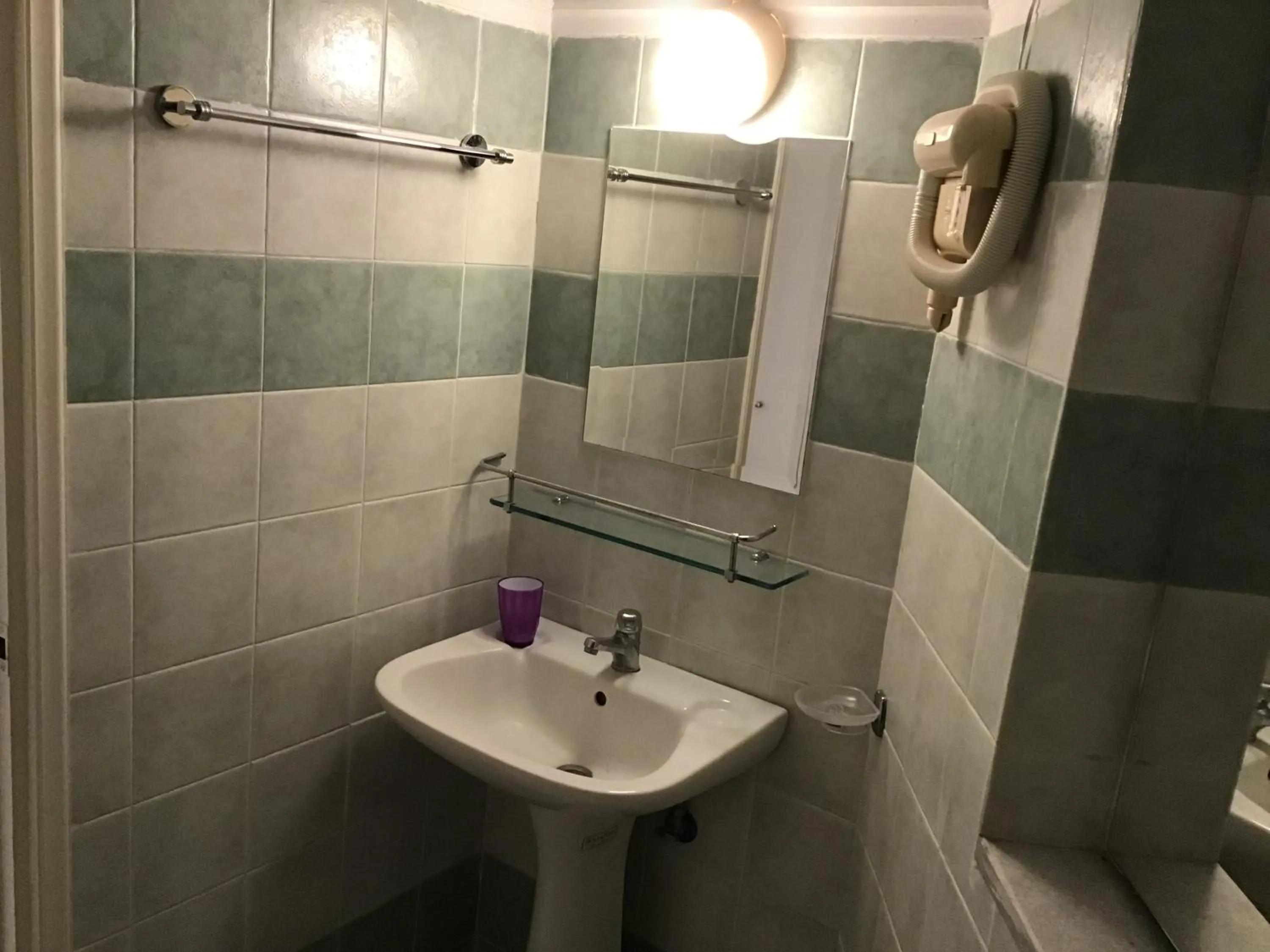 Bathroom in Regina Hotel