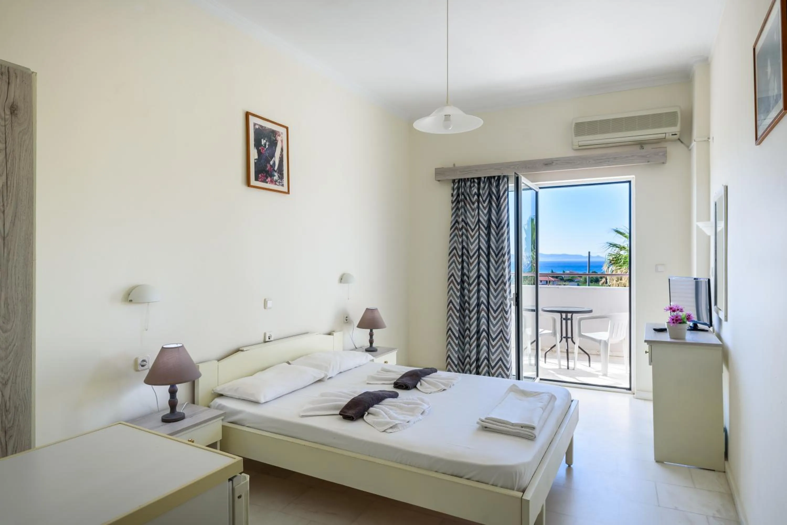 Photo of the whole room, Bed in Regina Hotel