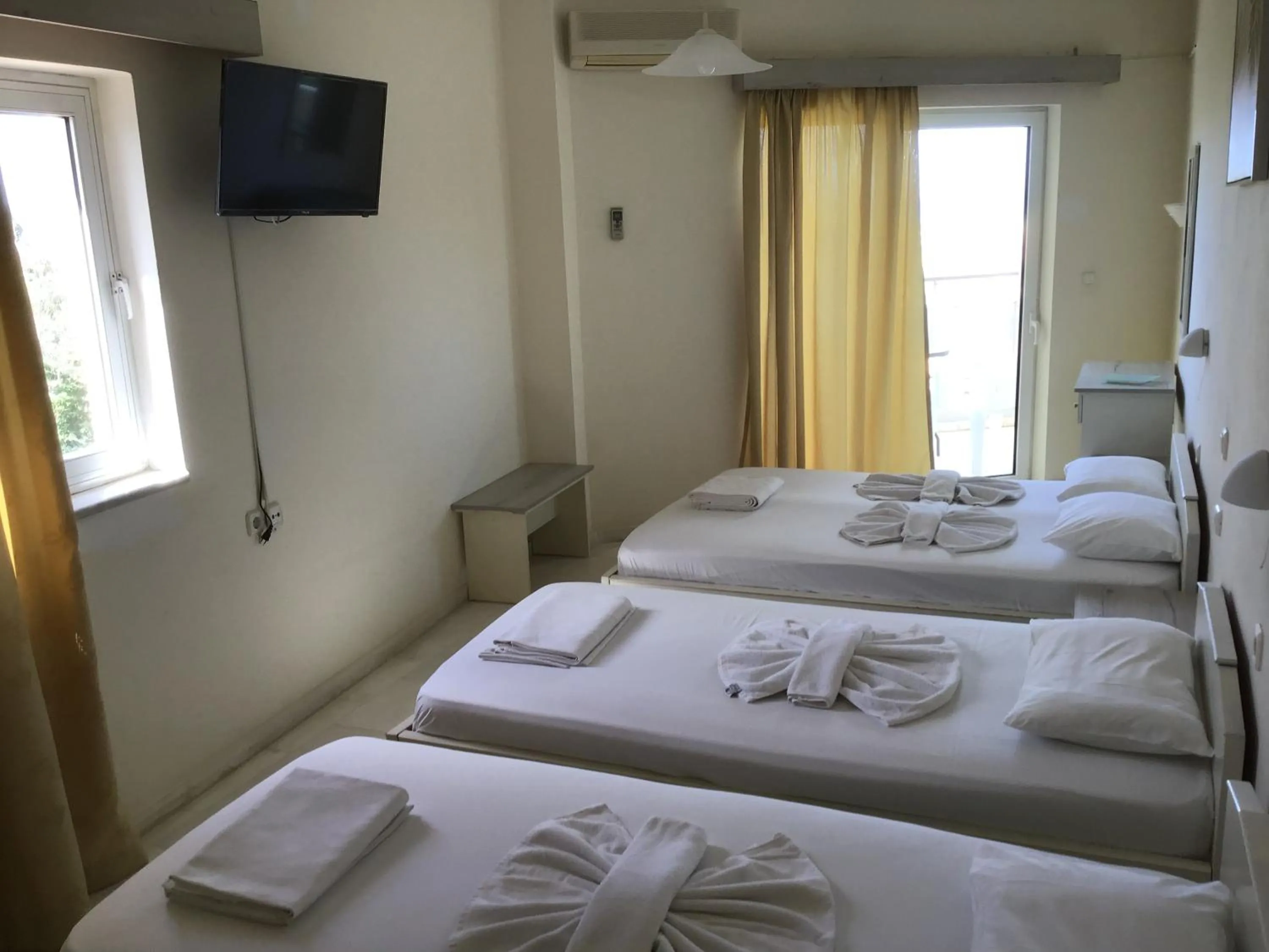 Photo of the whole room, Bed in Regina Hotel