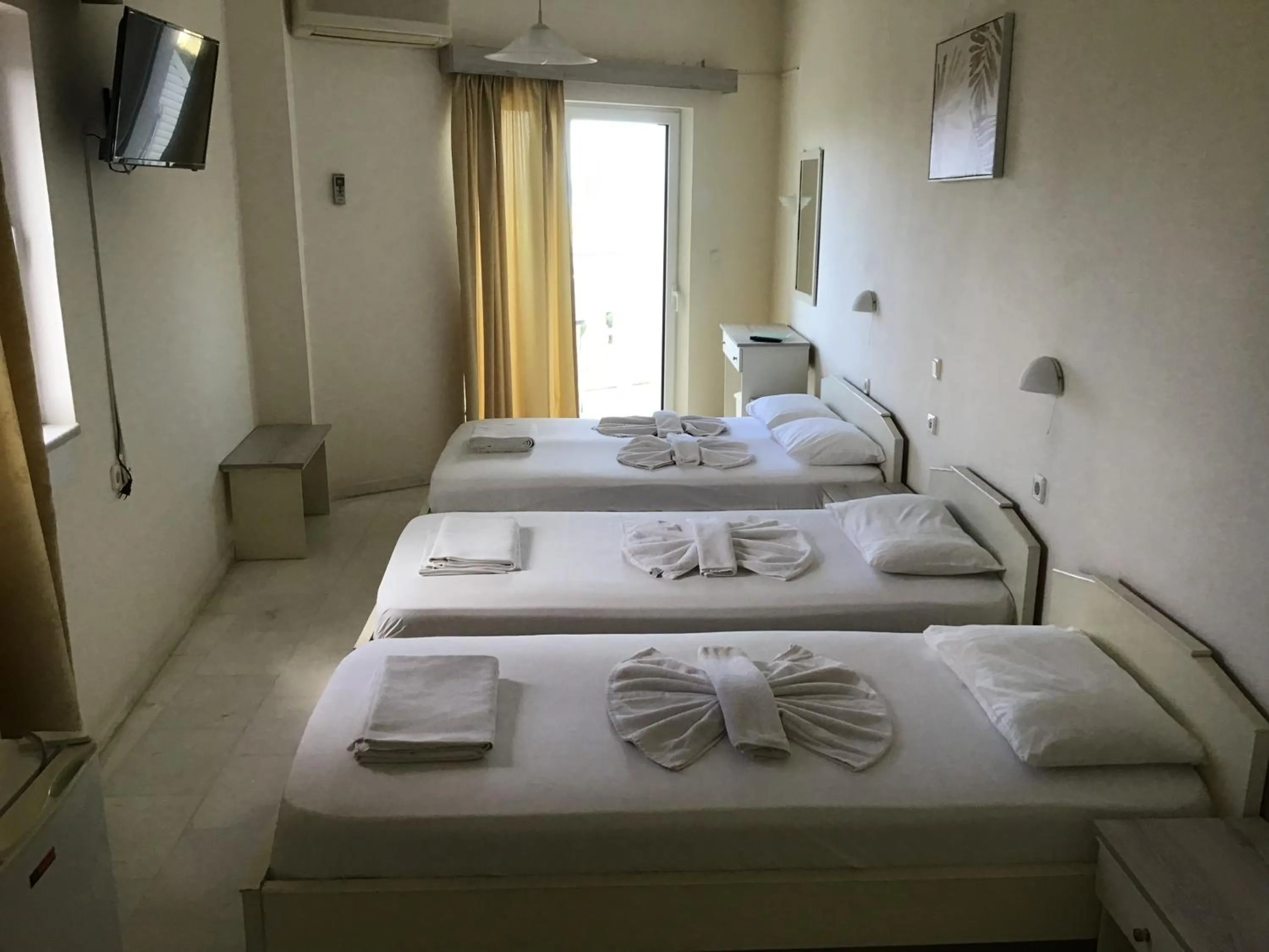 Photo of the whole room, Bed in Regina Hotel