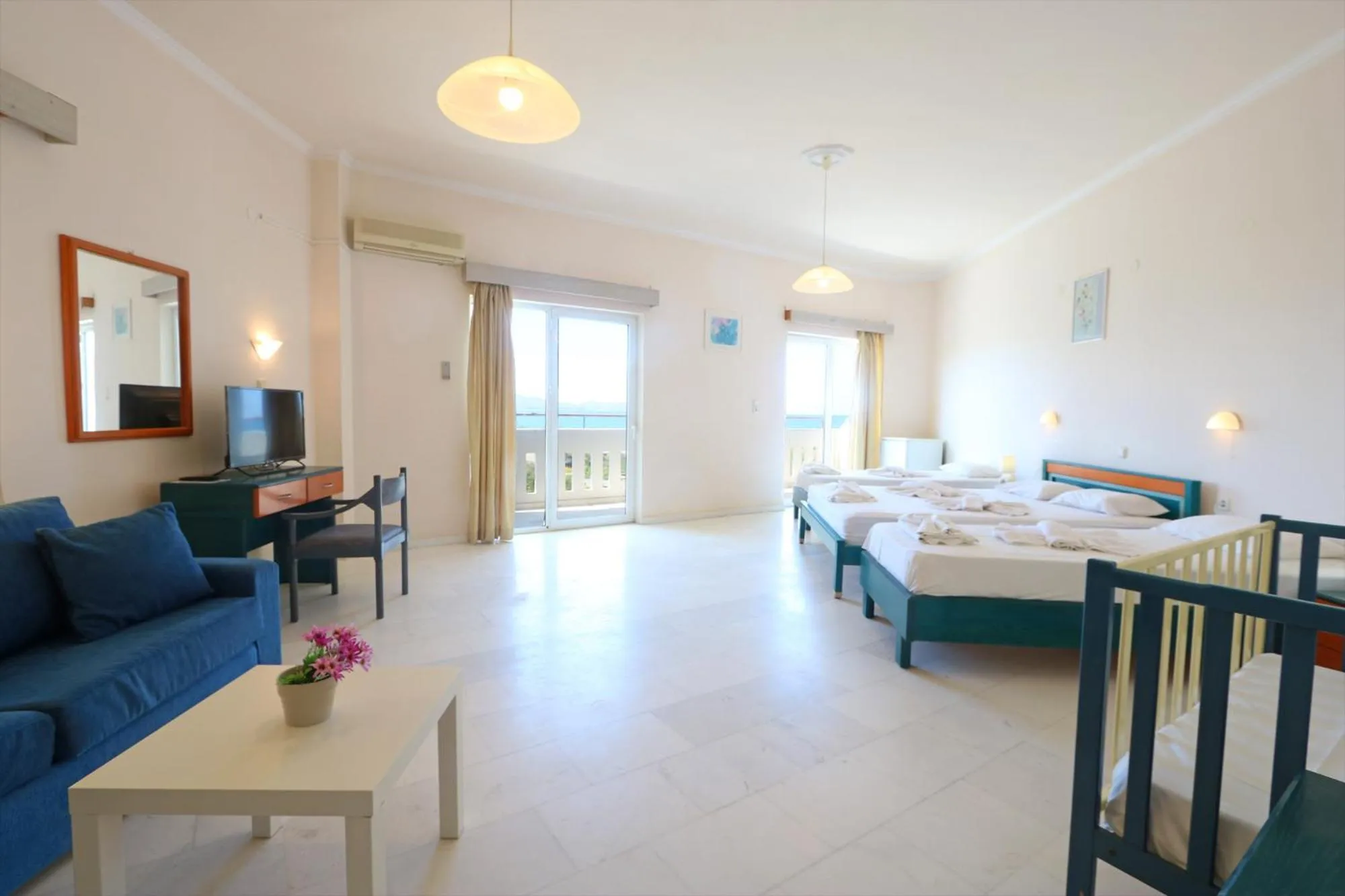 Photo of the whole room, Bed in Regina Hotel