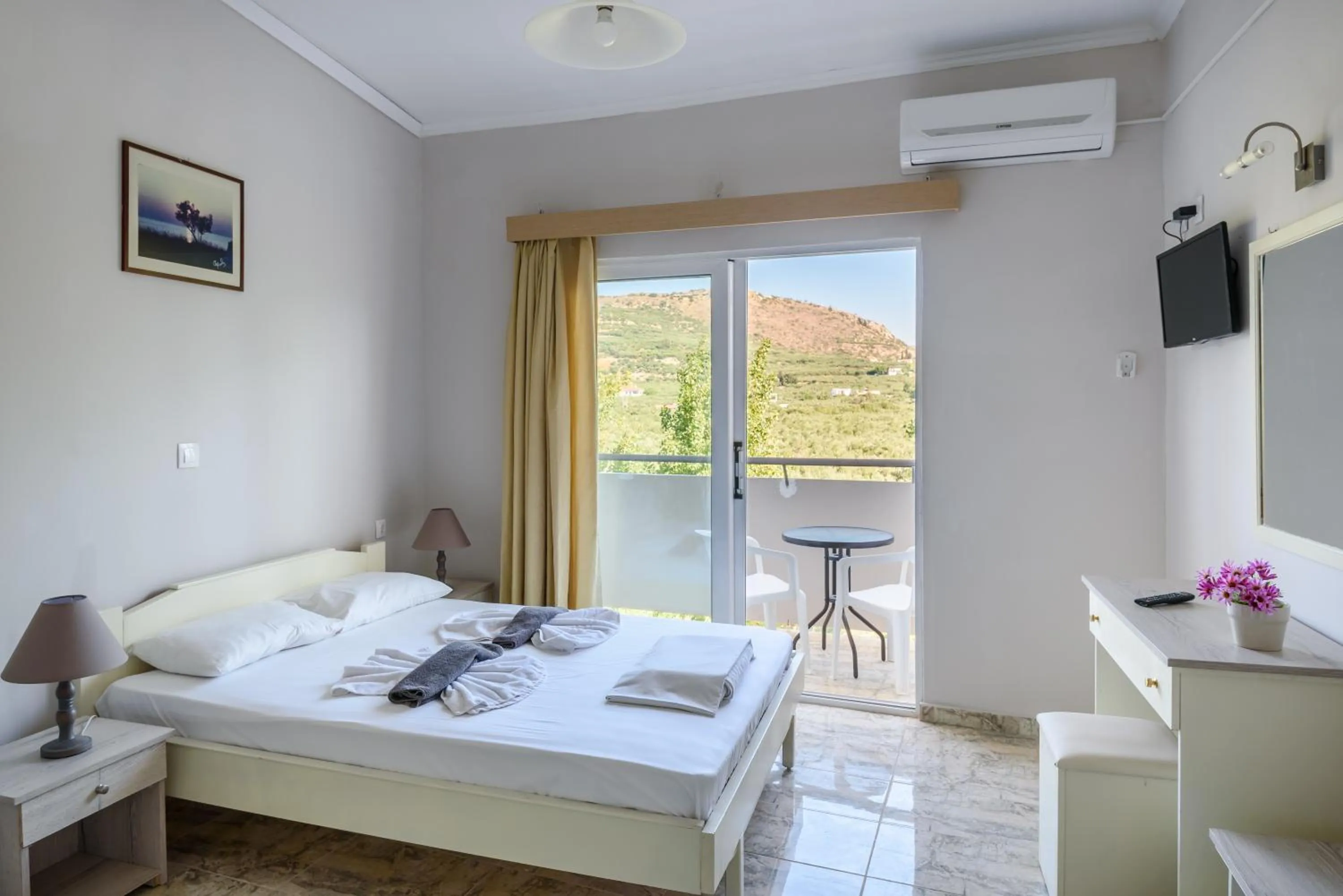 Photo of the whole room, Bed in Regina Hotel