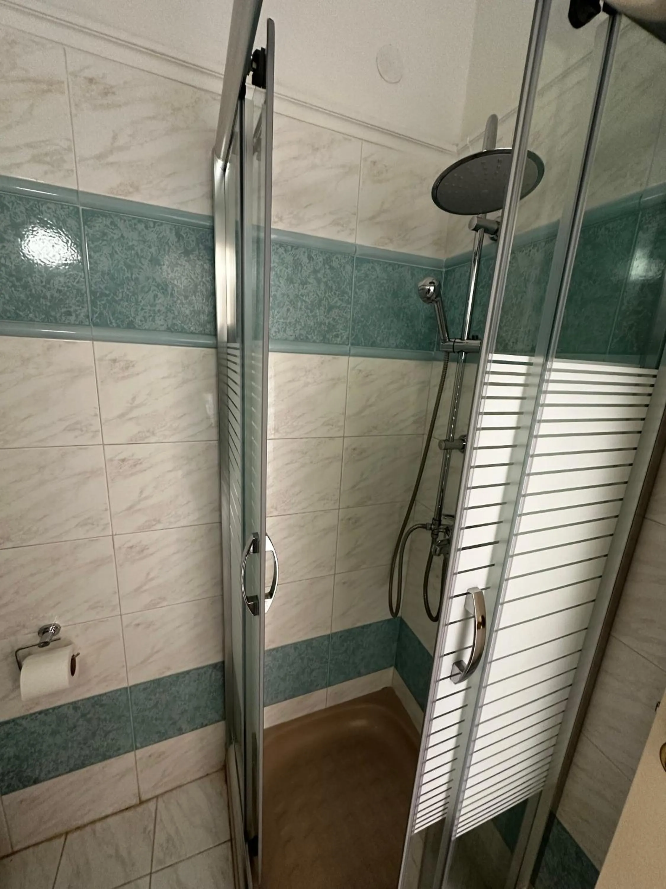 Shower in Regina Hotel
