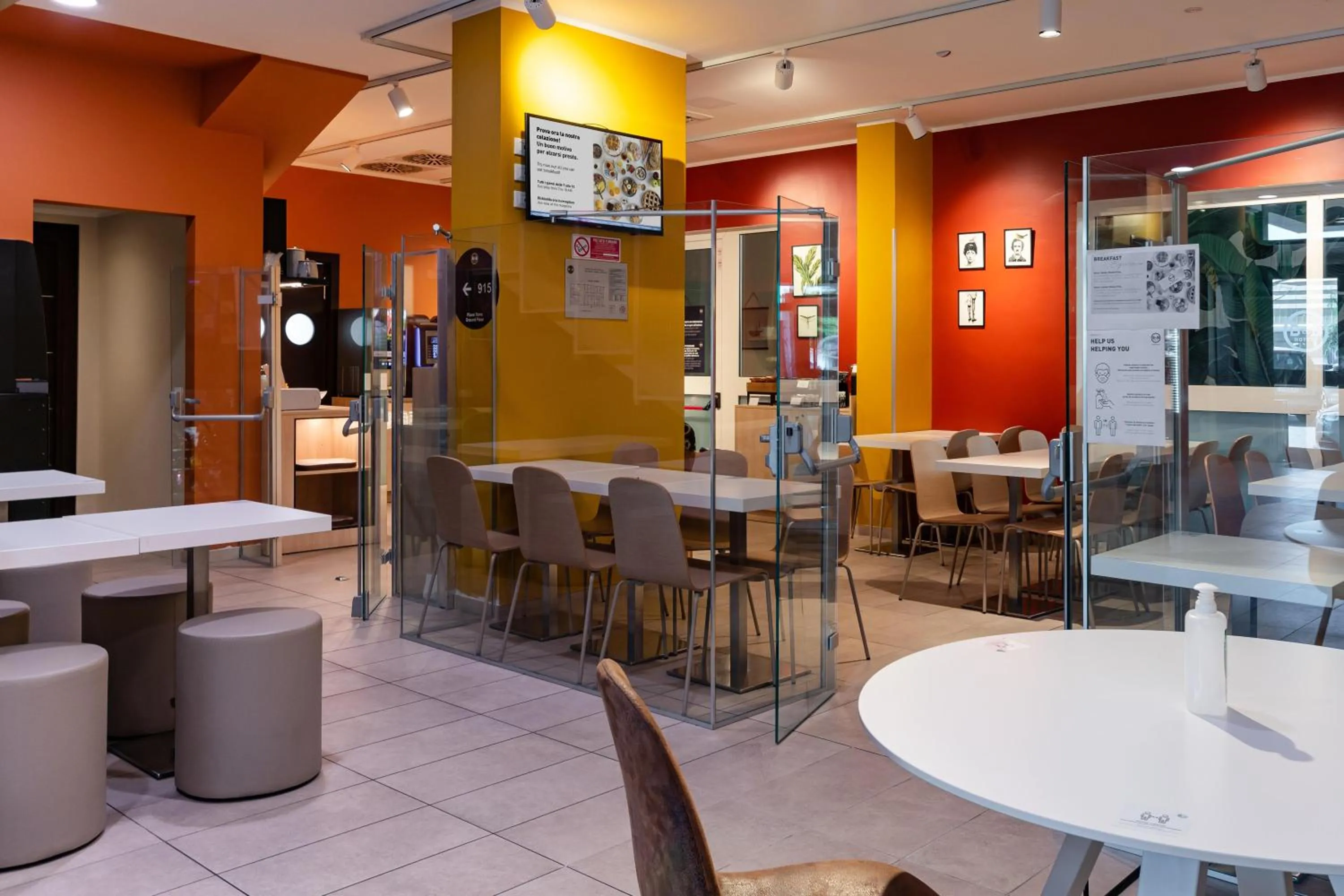 Lounge or bar in B&B Hotel Roma Pietralata Tiburtina