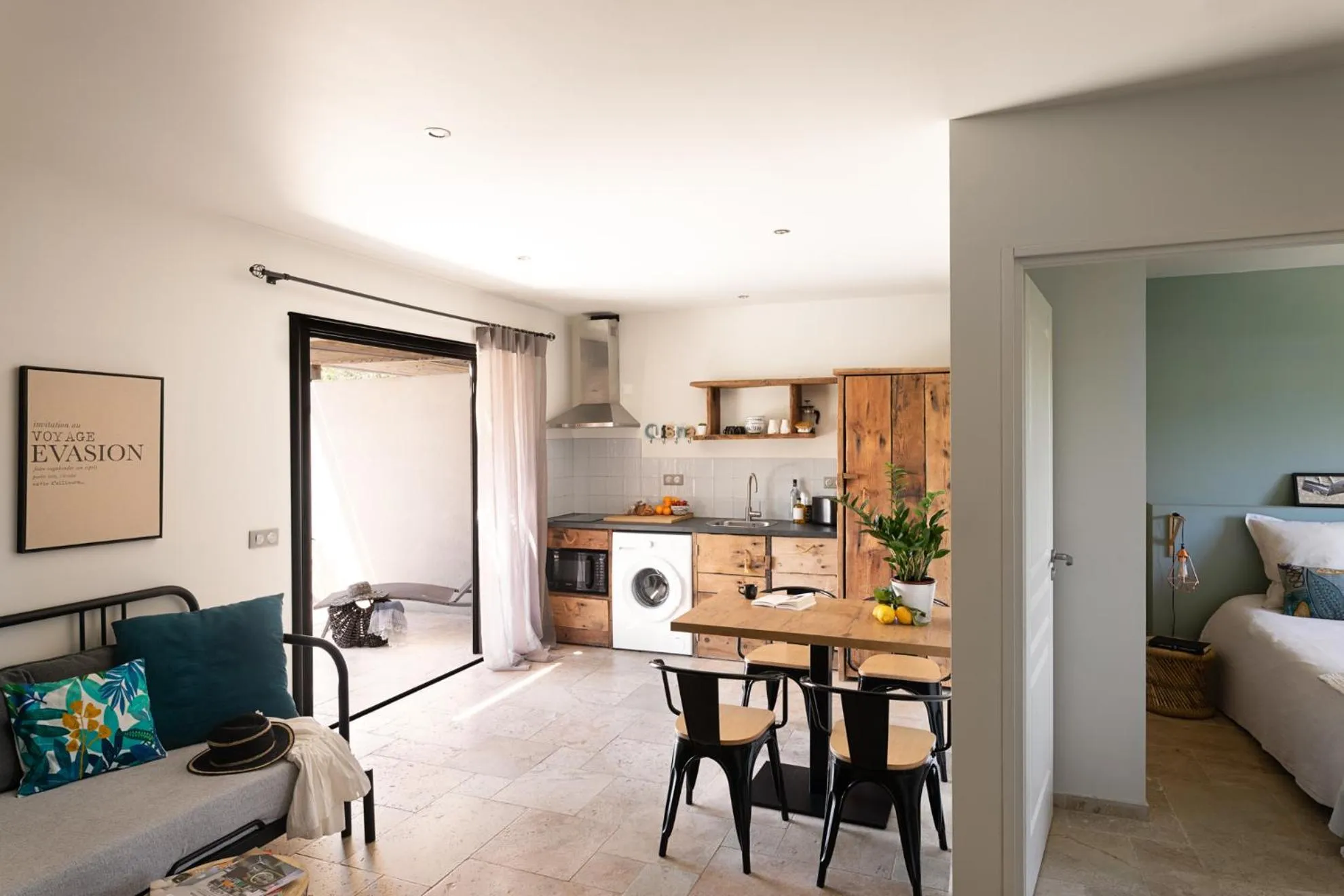 Living room, Bed in Résidence I Levri