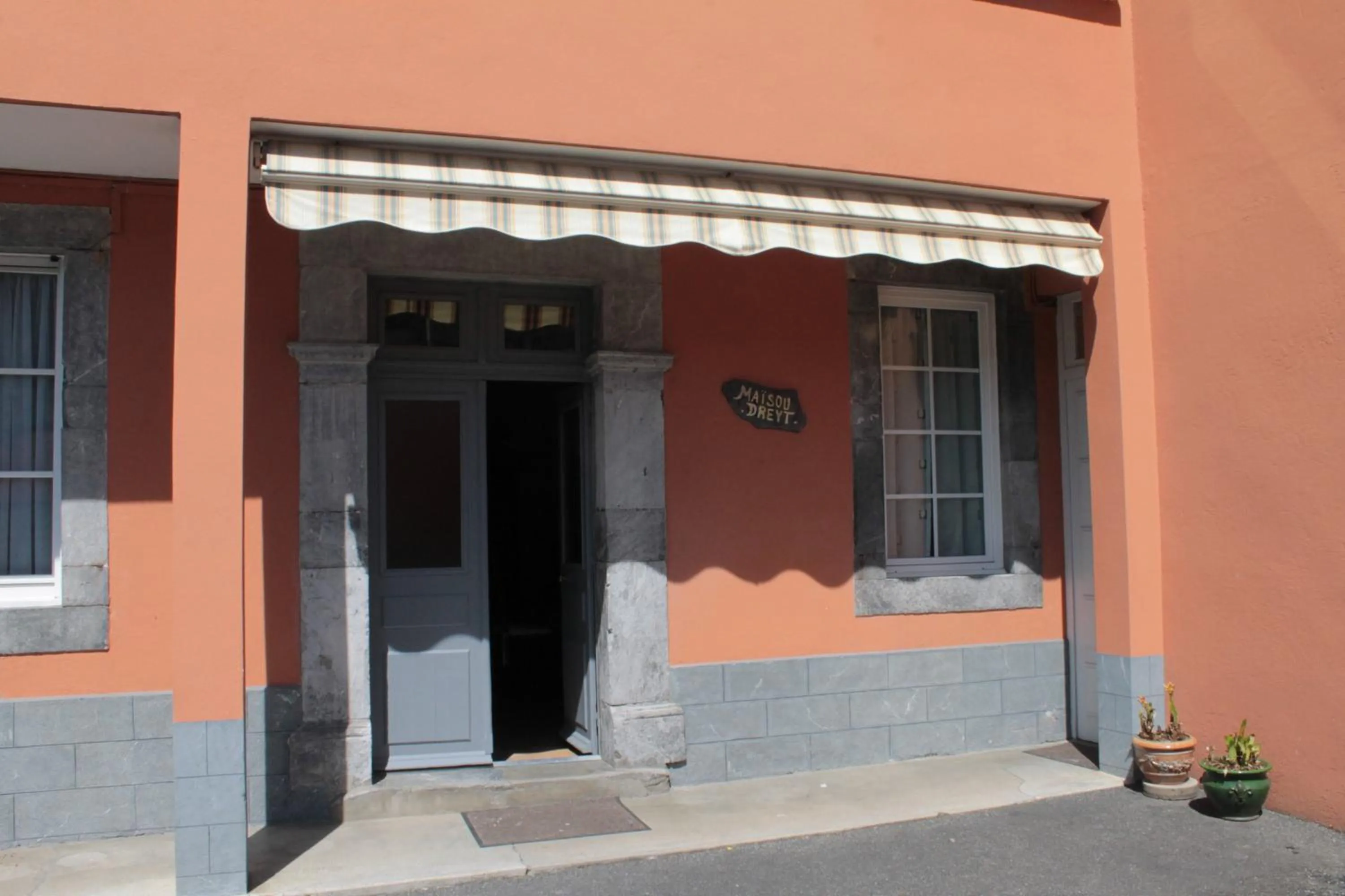 Facade/entrance in Hôtel Ladagnous