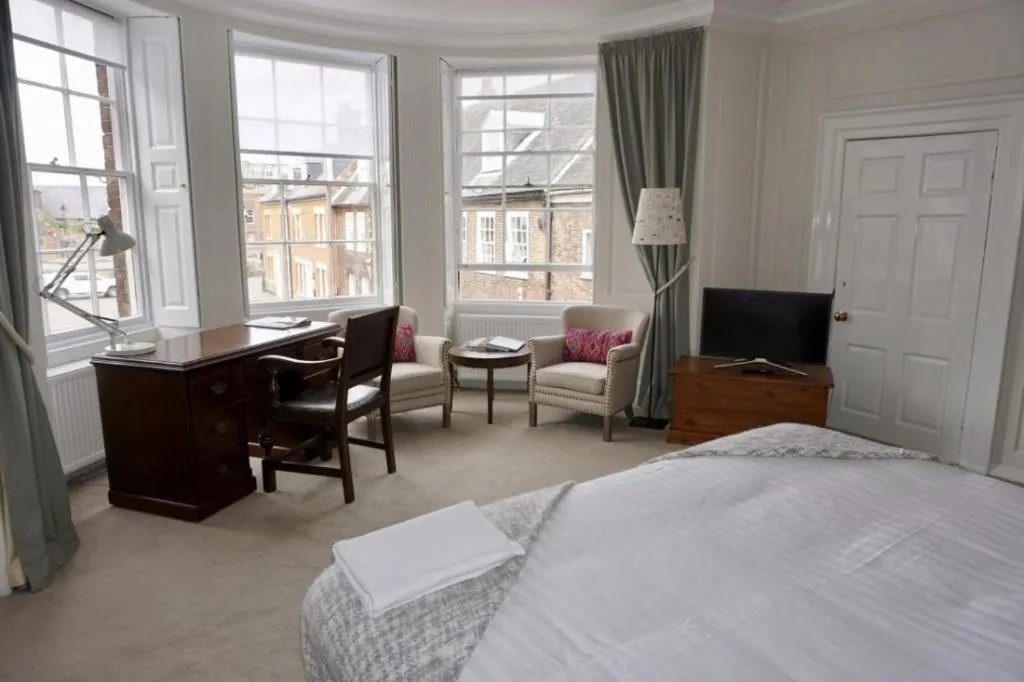 Photo of the whole room, Bed in Bank House