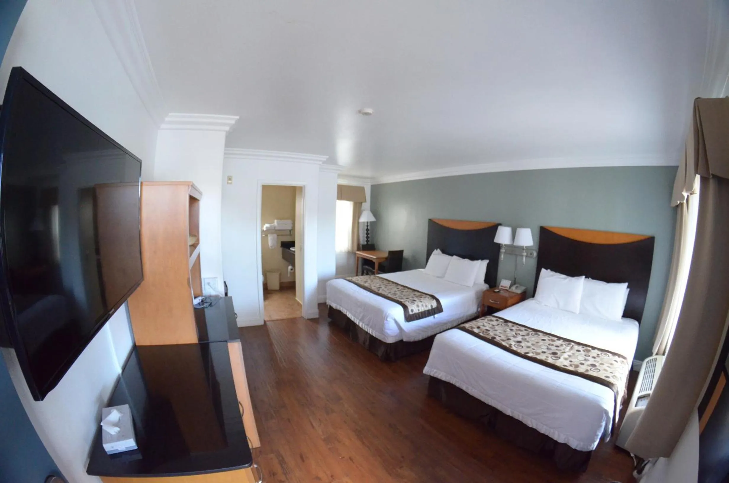 Photo of the whole room, Bed in Sunset Motel