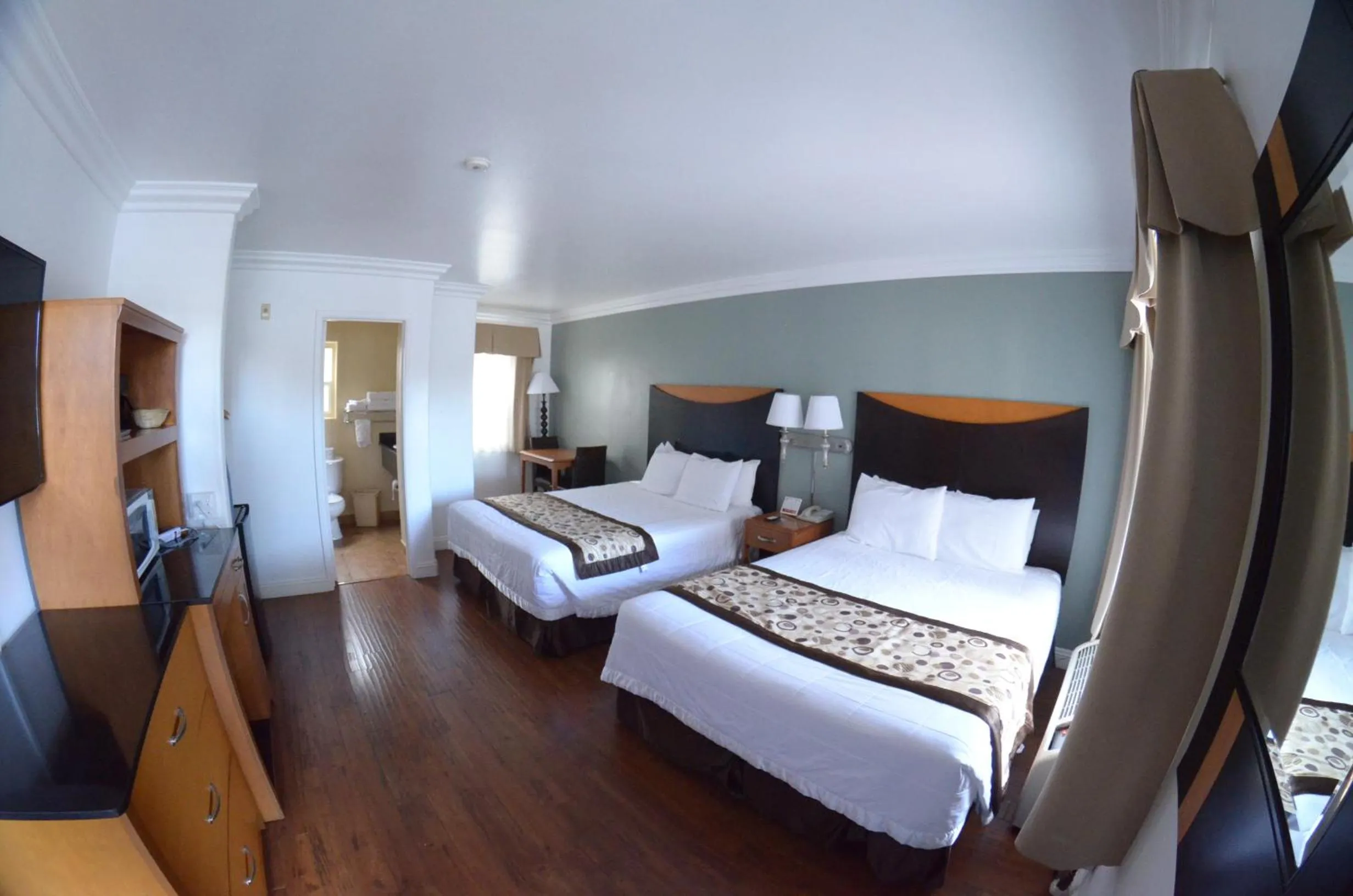 Photo of the whole room, Bed in Sunset Motel