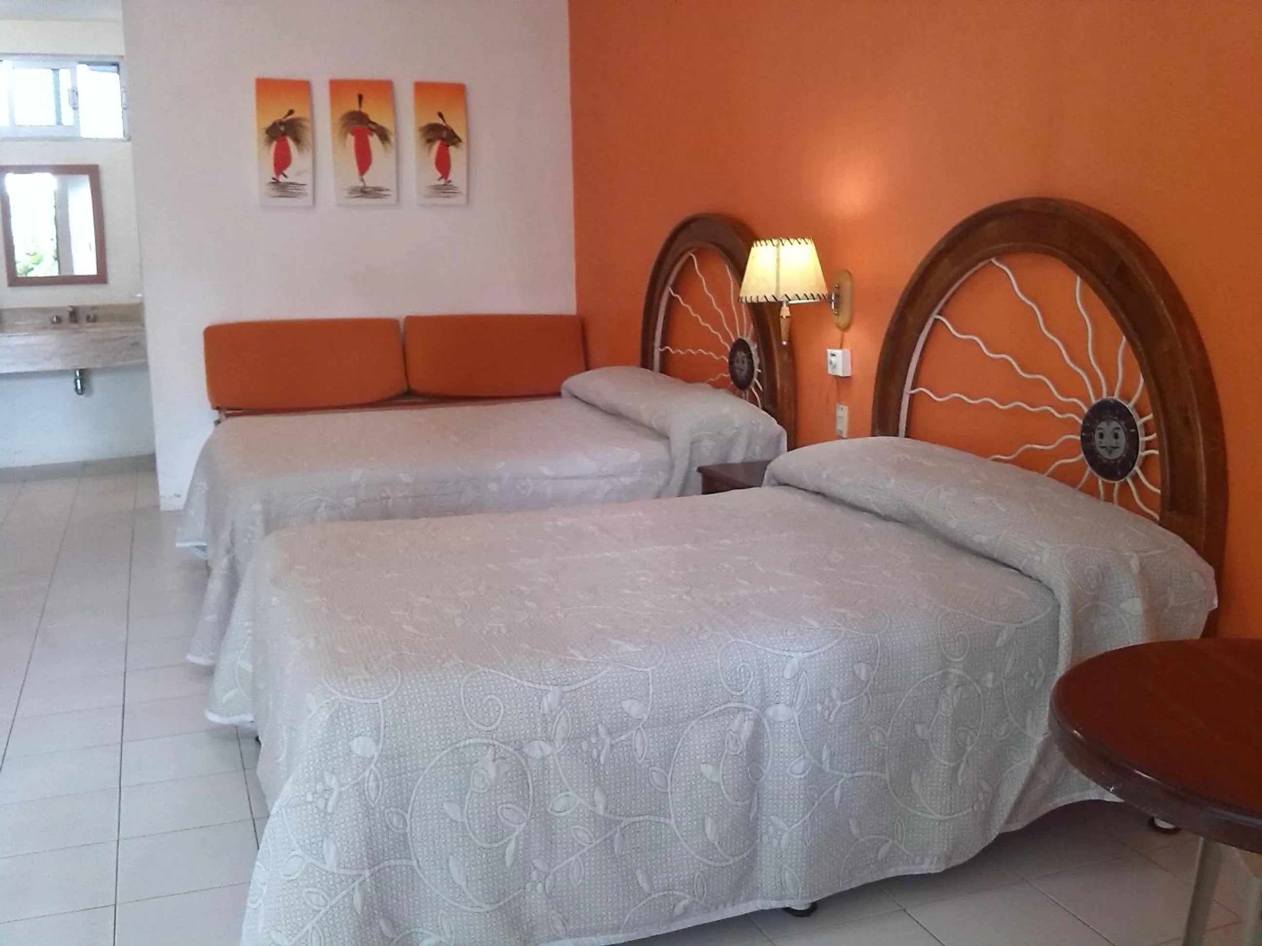 Bedroom, Bed in Hotel y Suites Corita
