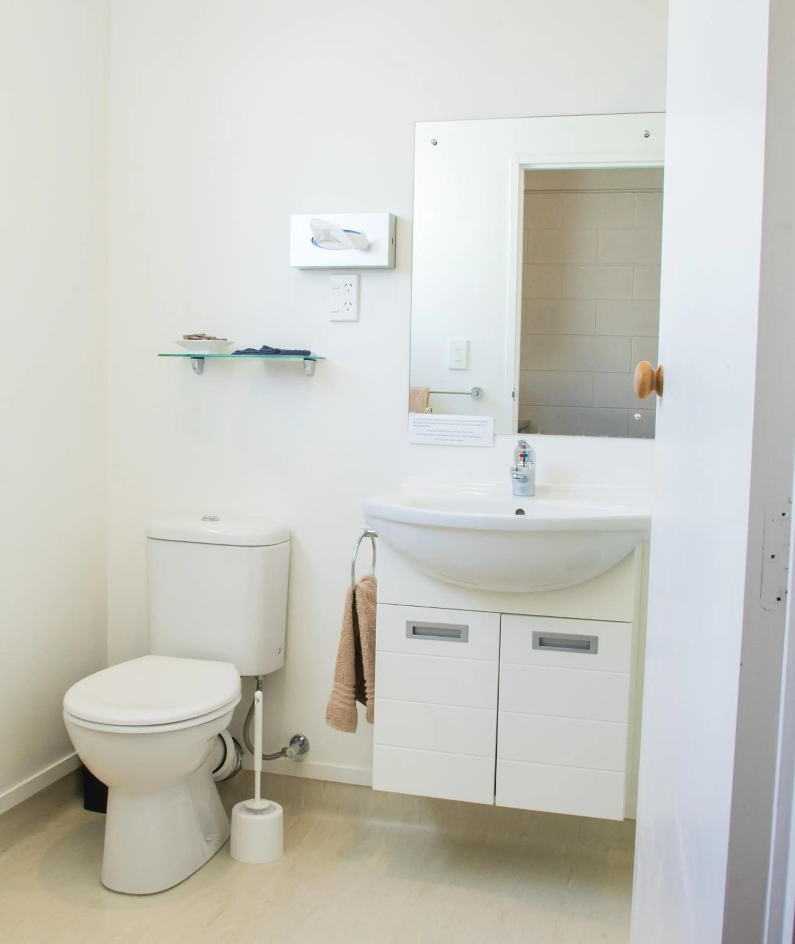 Bathroom in Alpha Motor Inn