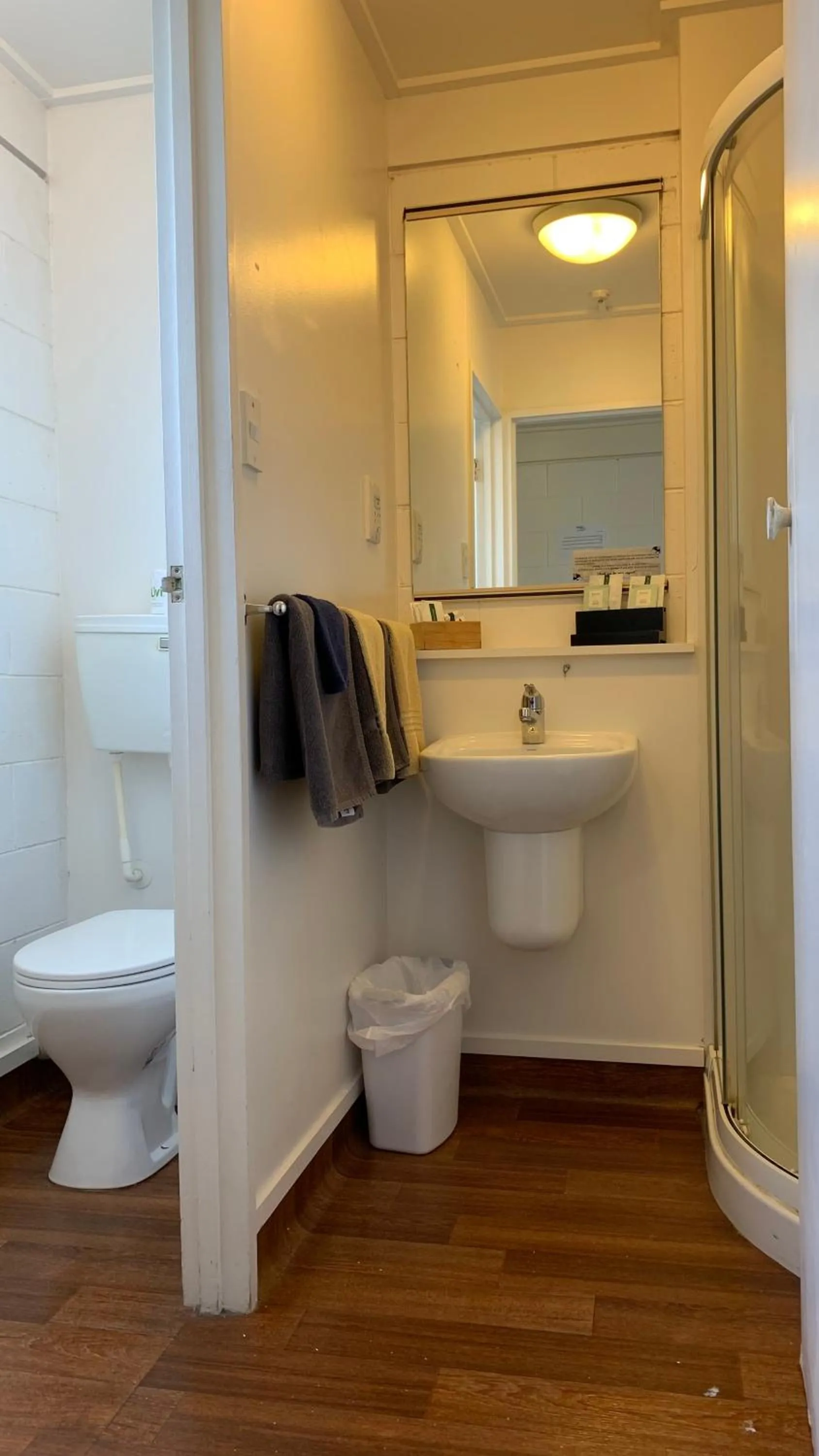 Toilet in Alpha Motor Inn