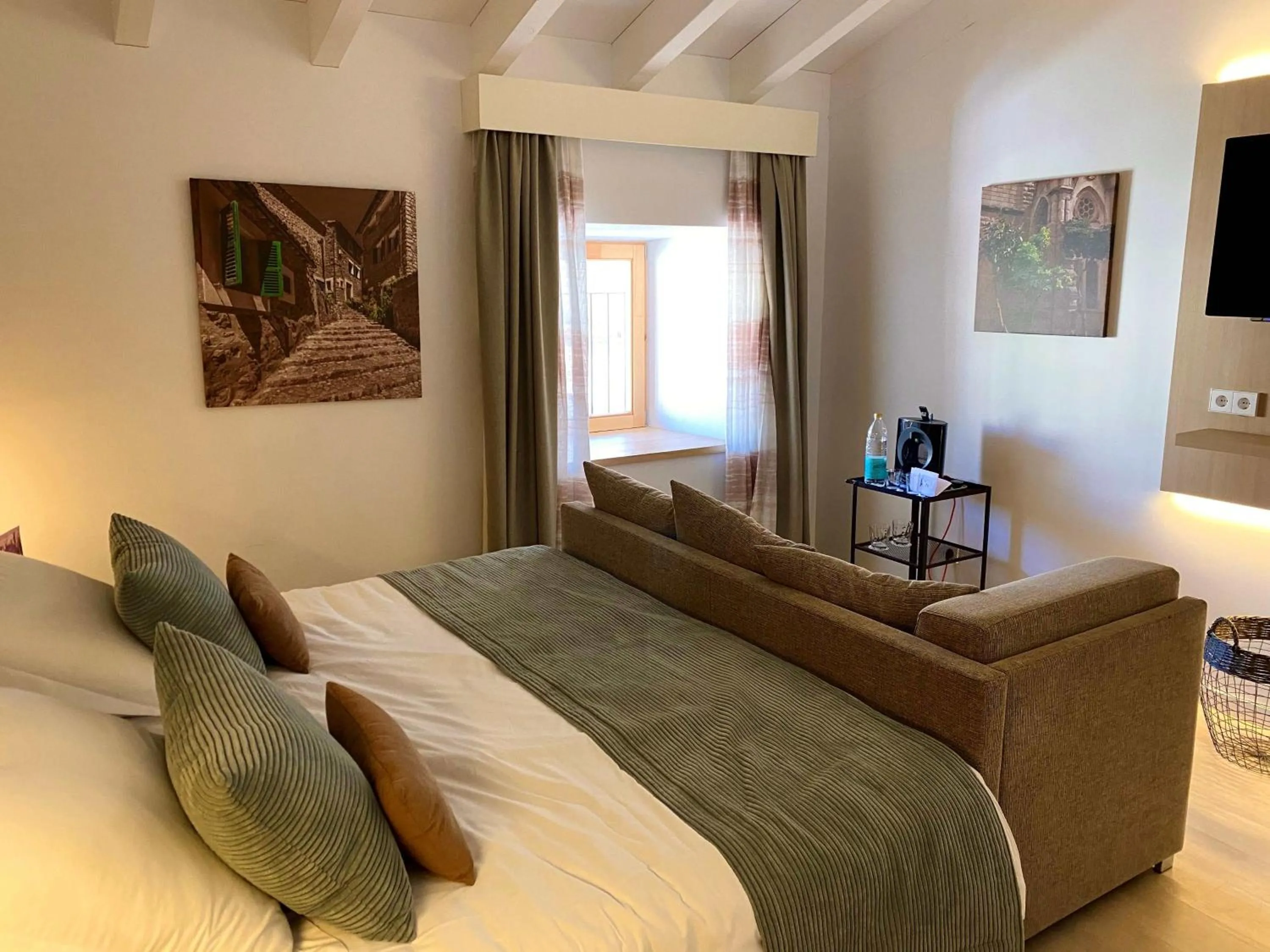 Photo of the whole room, Bed in Soller Plaza