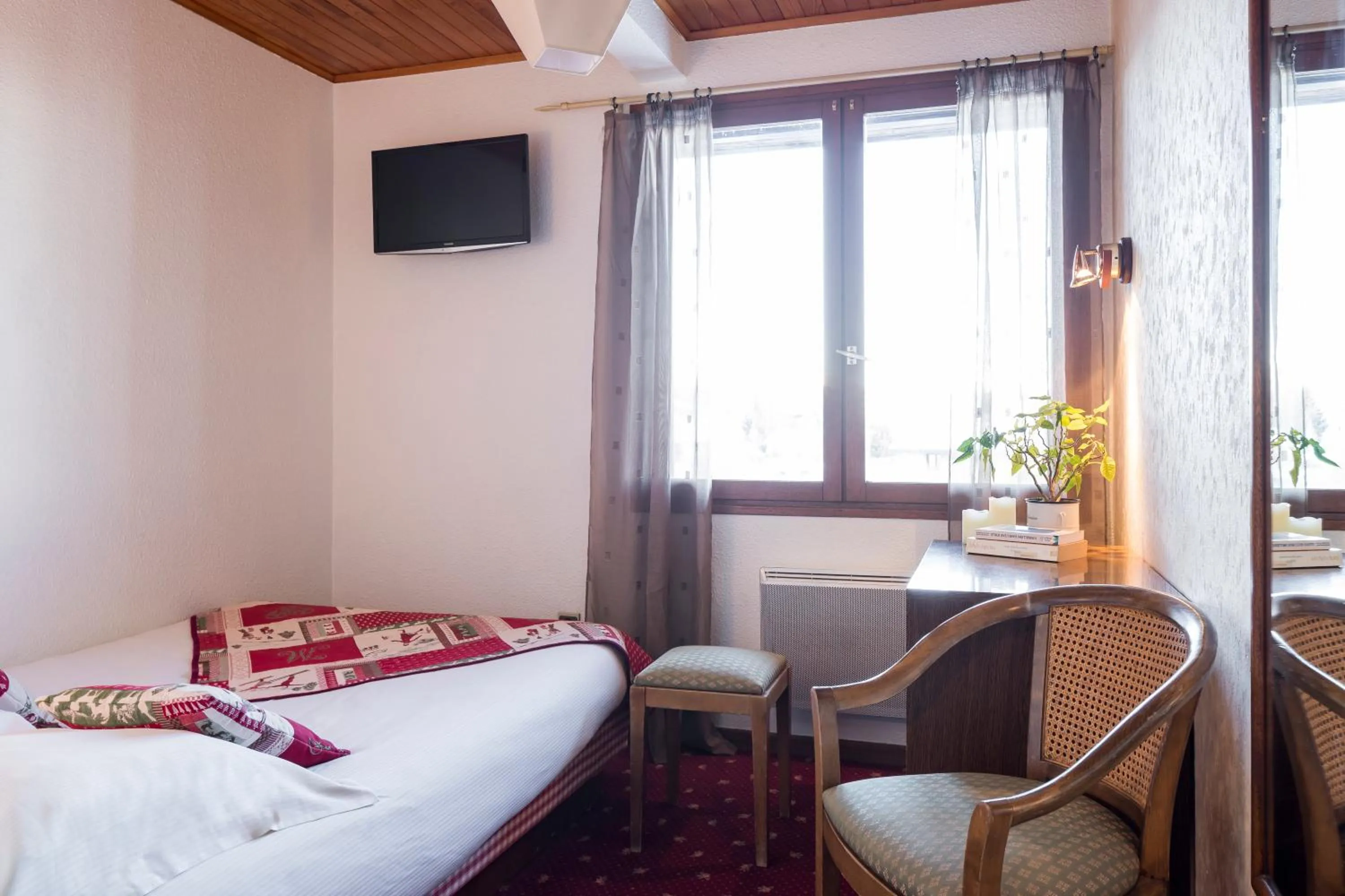 Bed in Hôtel Les Soldanelles