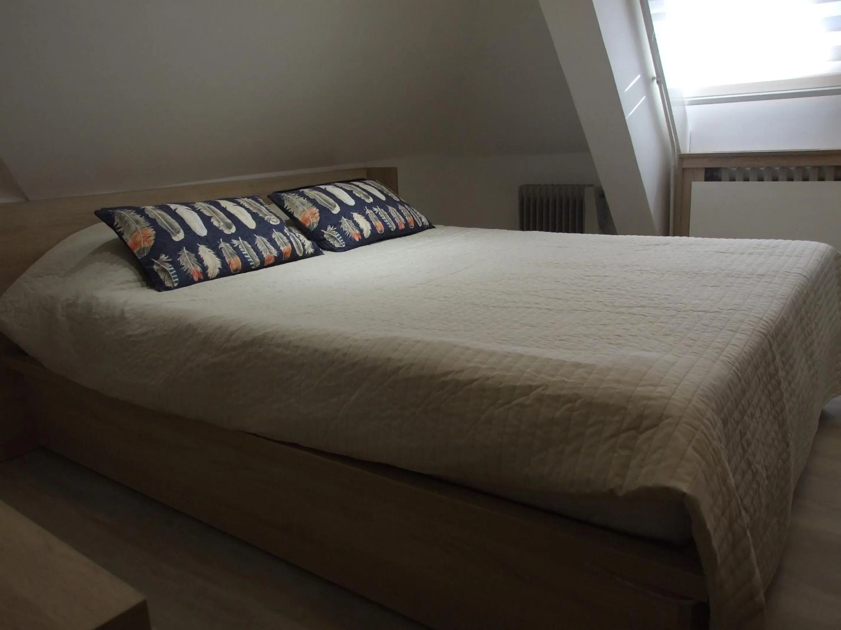 Bed in Peak Center Konaci