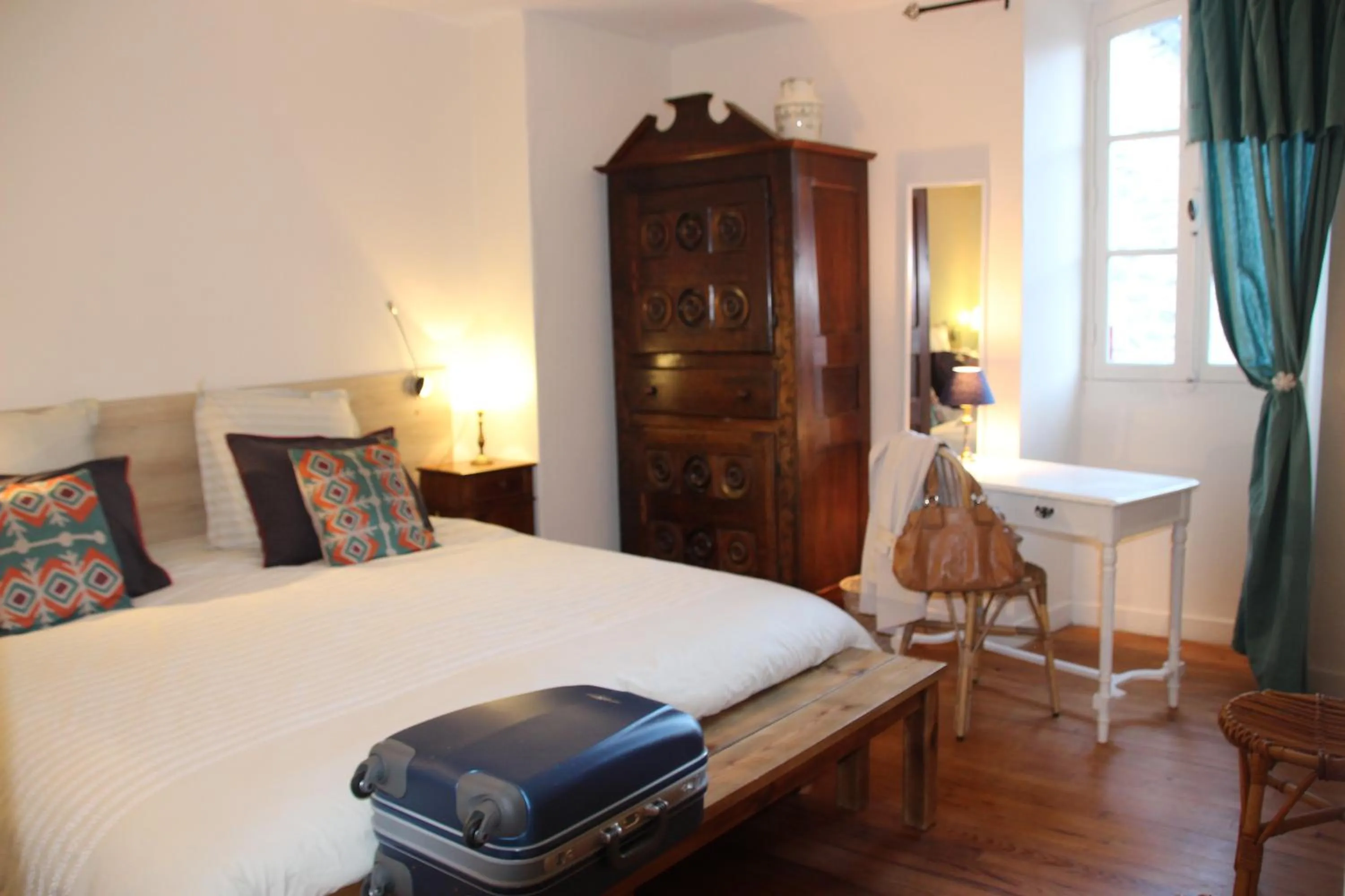 Photo of the whole room, Bed in La Maison de Jeanne