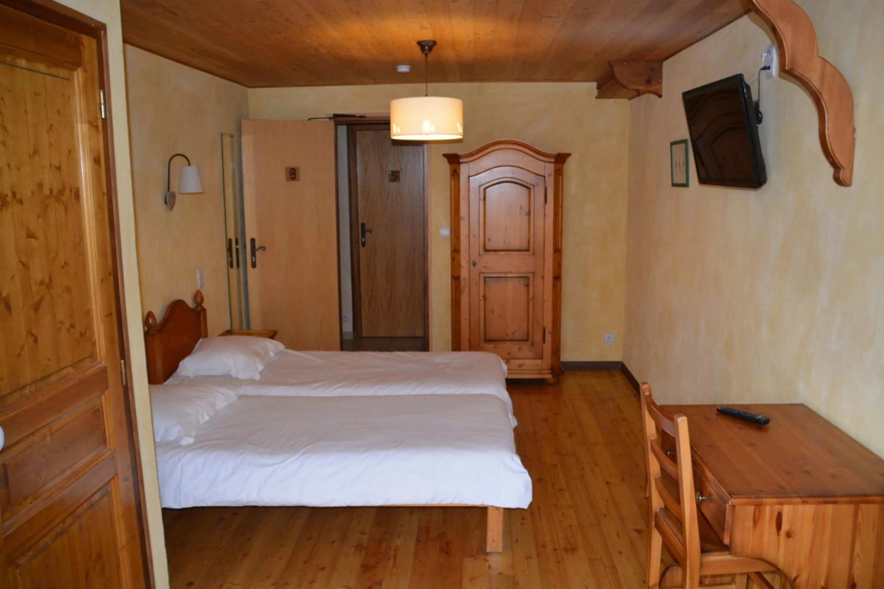 Toilet, Bed in Hôtel Alpis Cottia