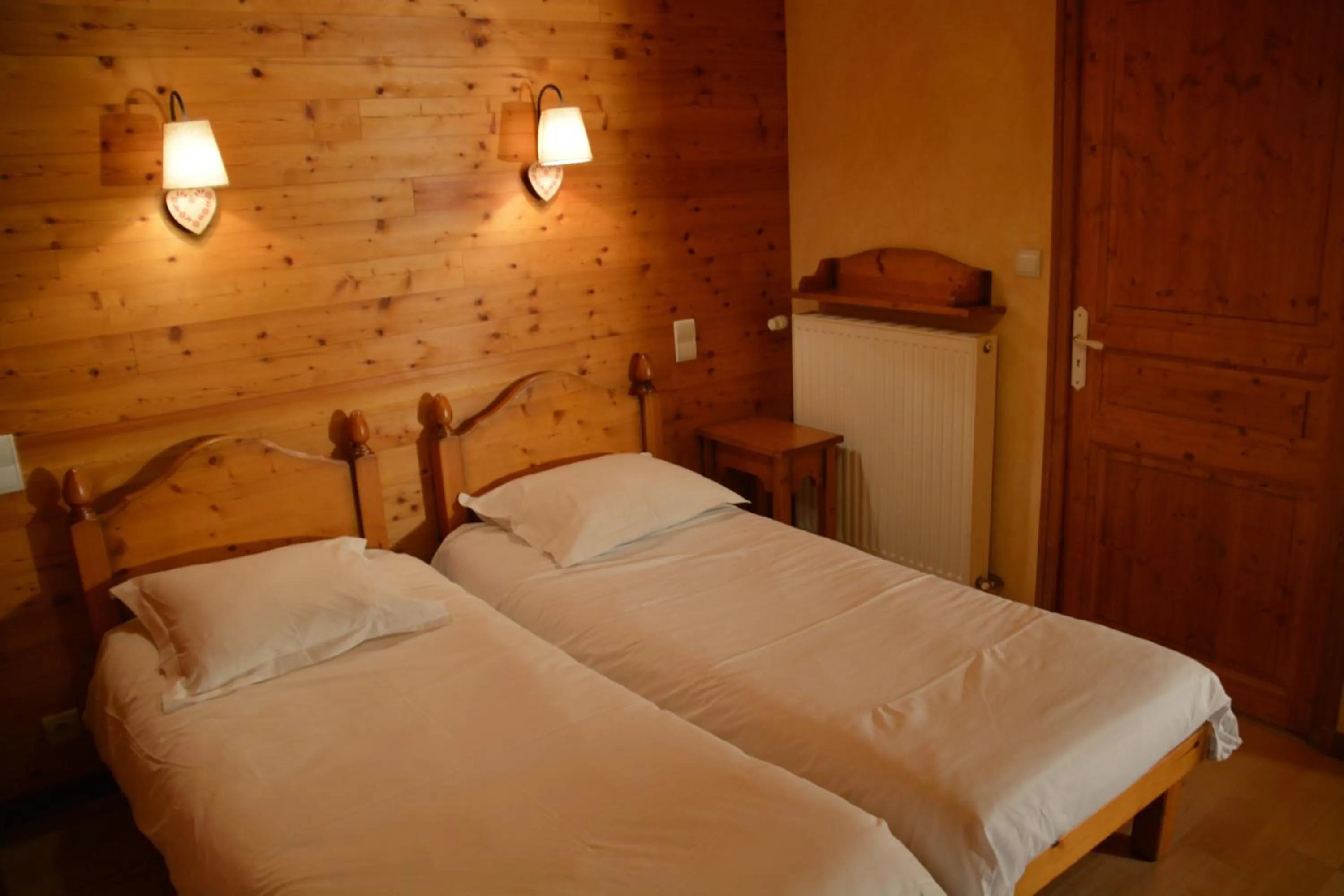 Photo of the whole room, Bed in Hôtel Alpis Cottia