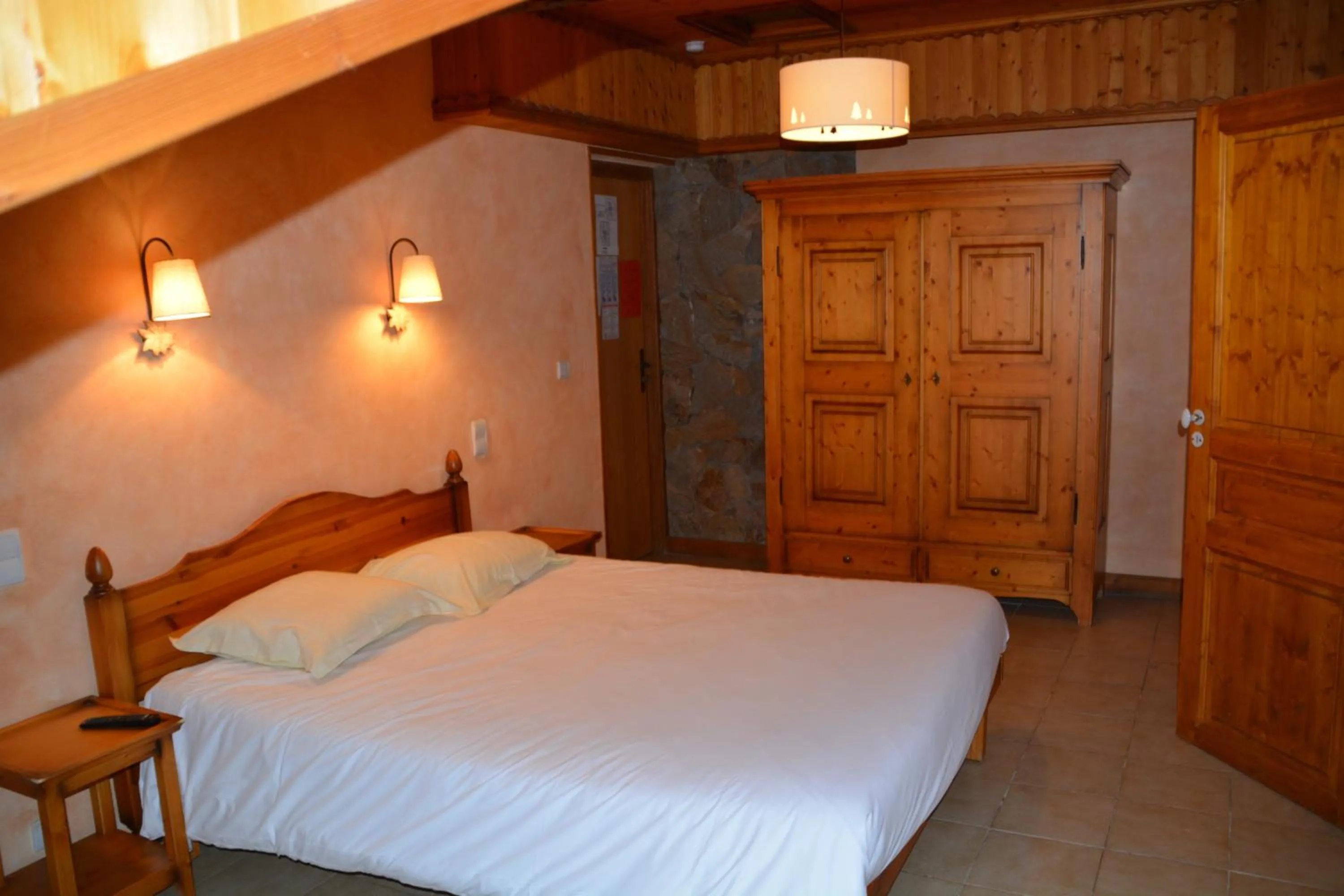 Photo of the whole room, Bed in Hôtel Alpis Cottia