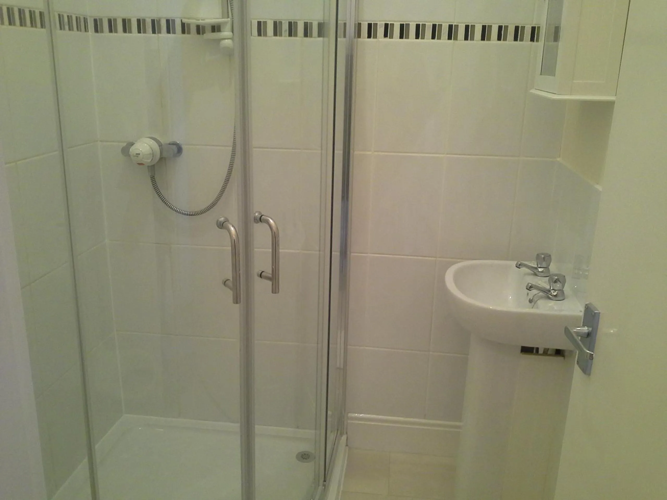 Shower in Kingswood Guest House