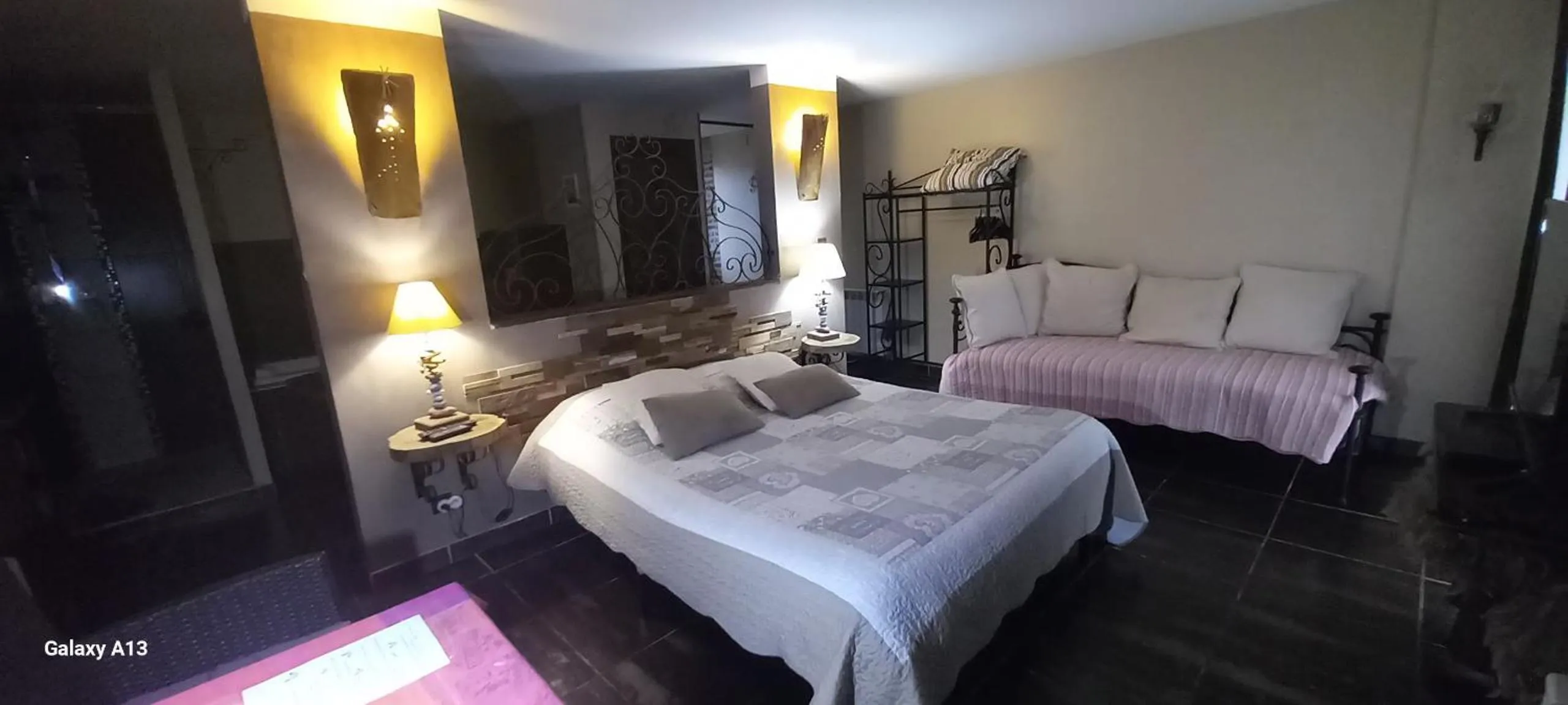 Bed in chambres d hotes ,hotel ,Secret d'une Nuit a vicq prės de onnaing,avec piscine