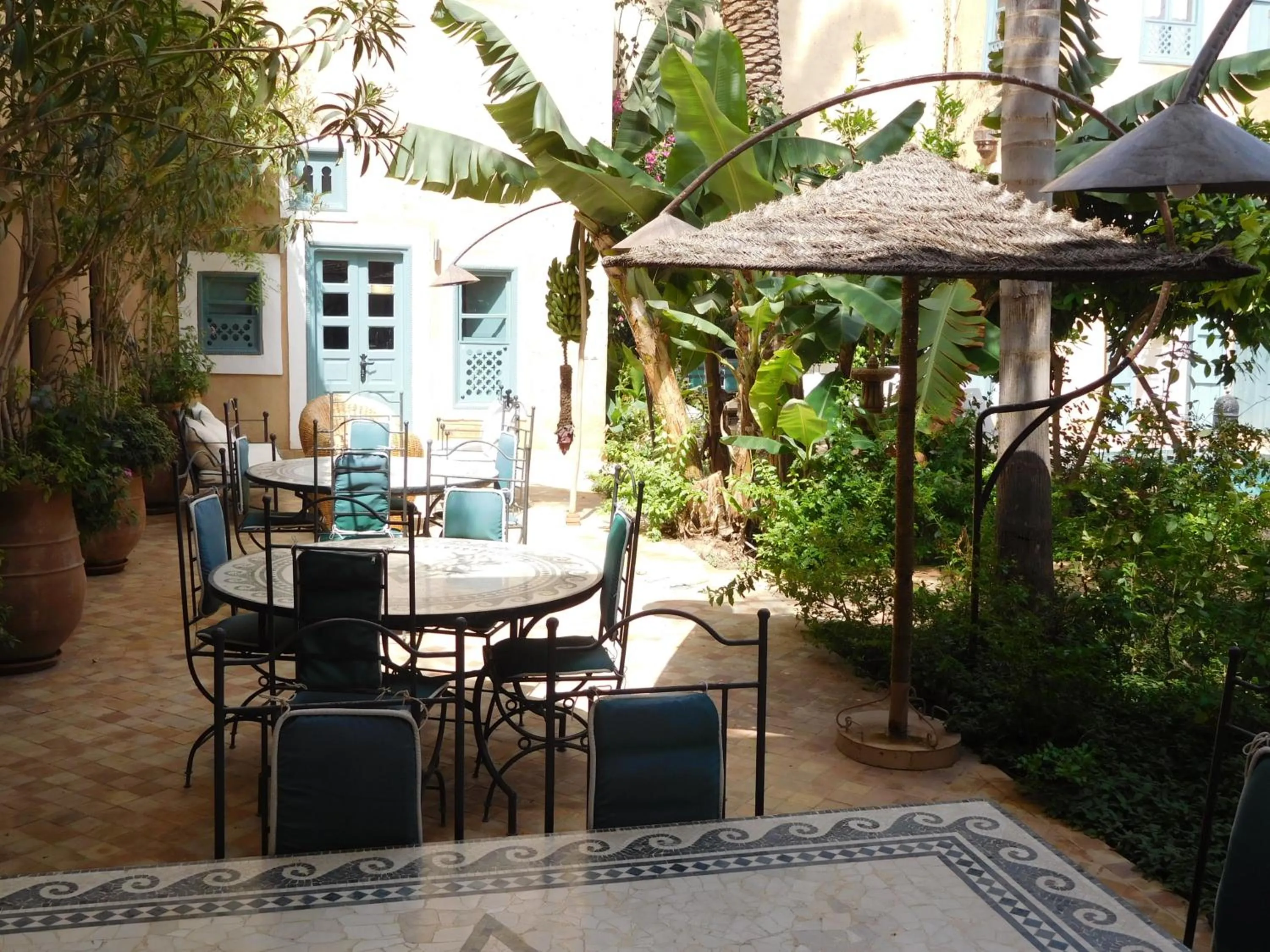 Restaurant/places to eat in Palais Oumensour