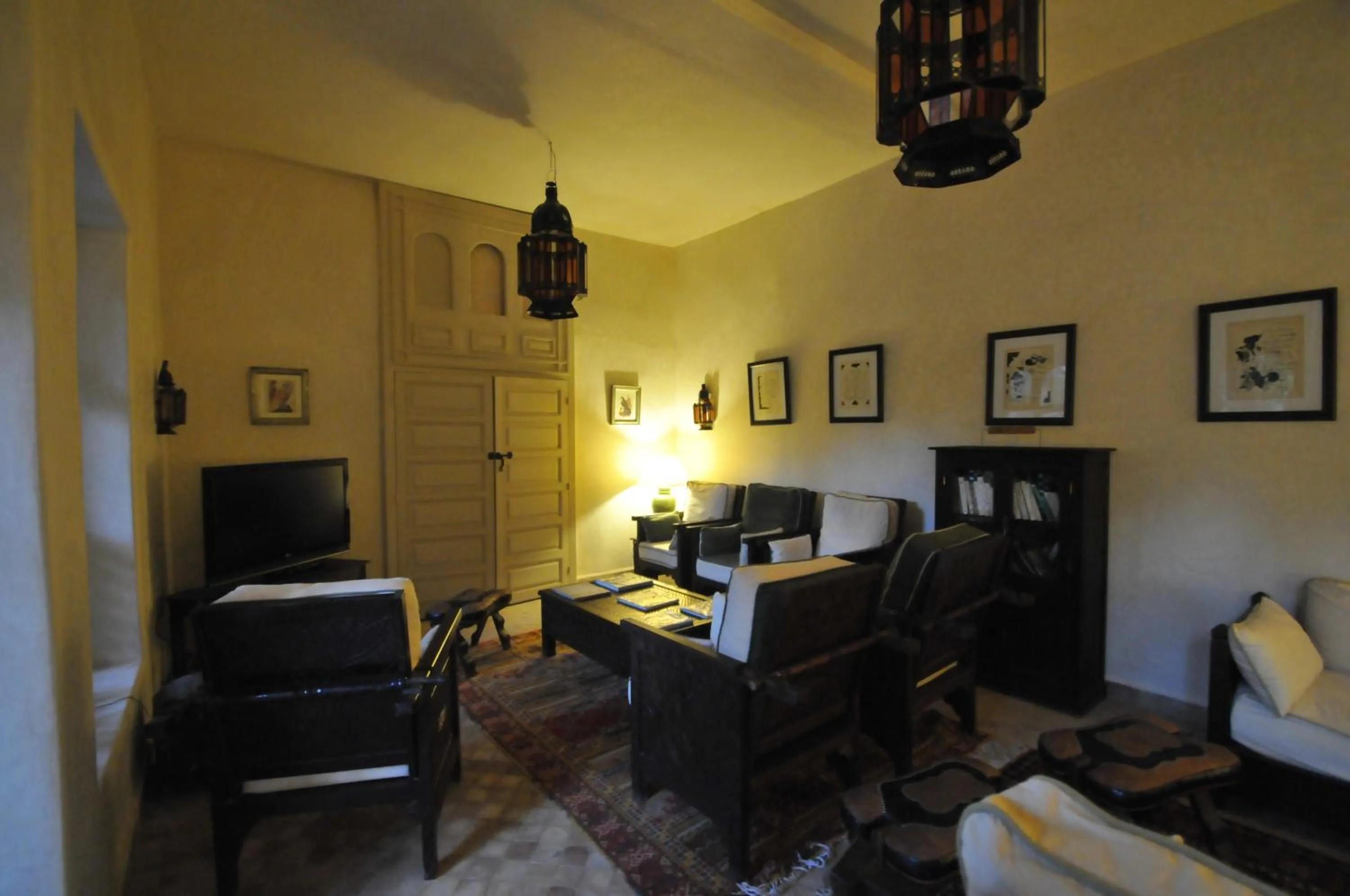 Communal lounge/ TV room in Palais Oumensour