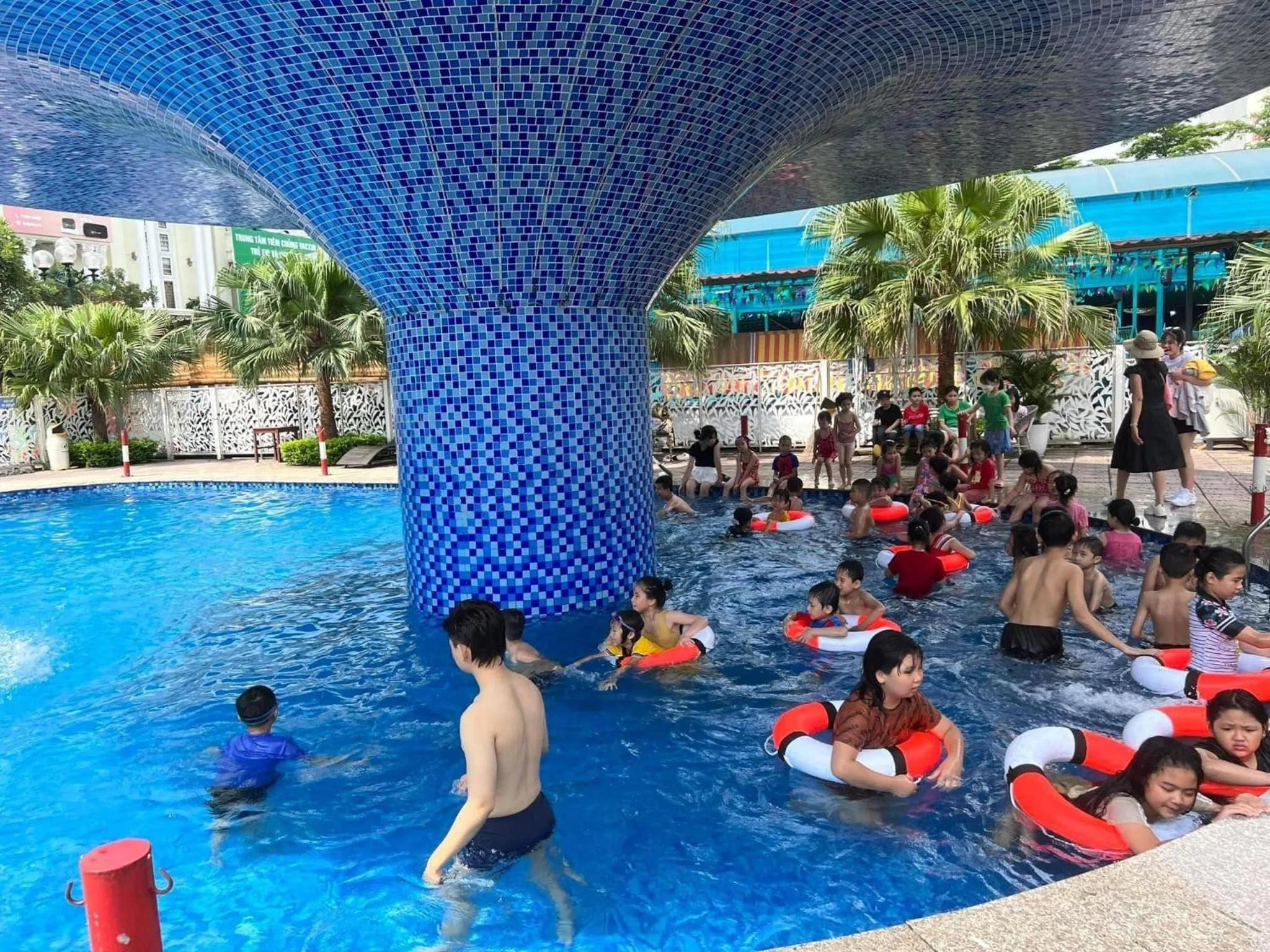 Swimming pool in Khách sạn Phương Anh