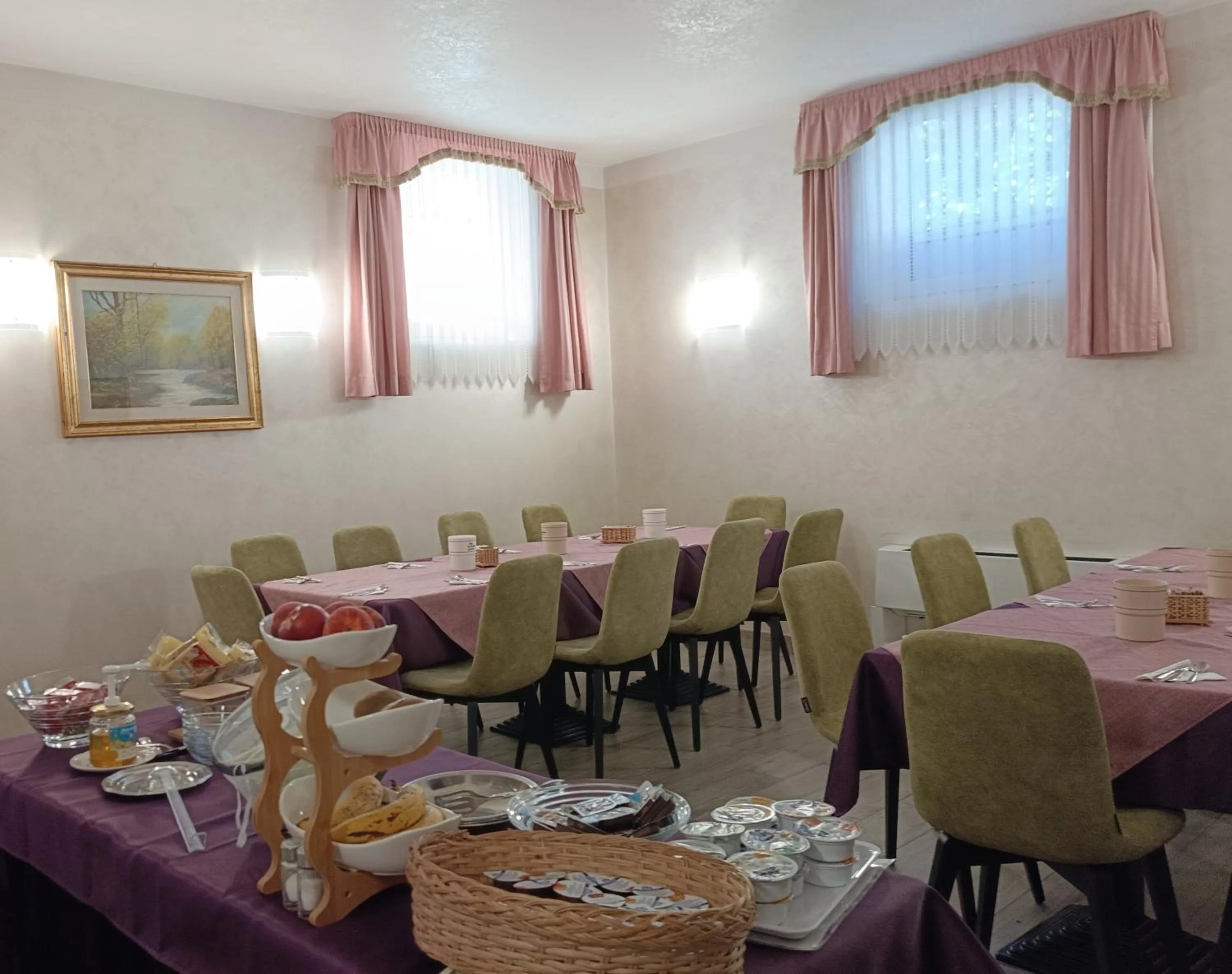 Buffet breakfast in Garni Castel Ferari