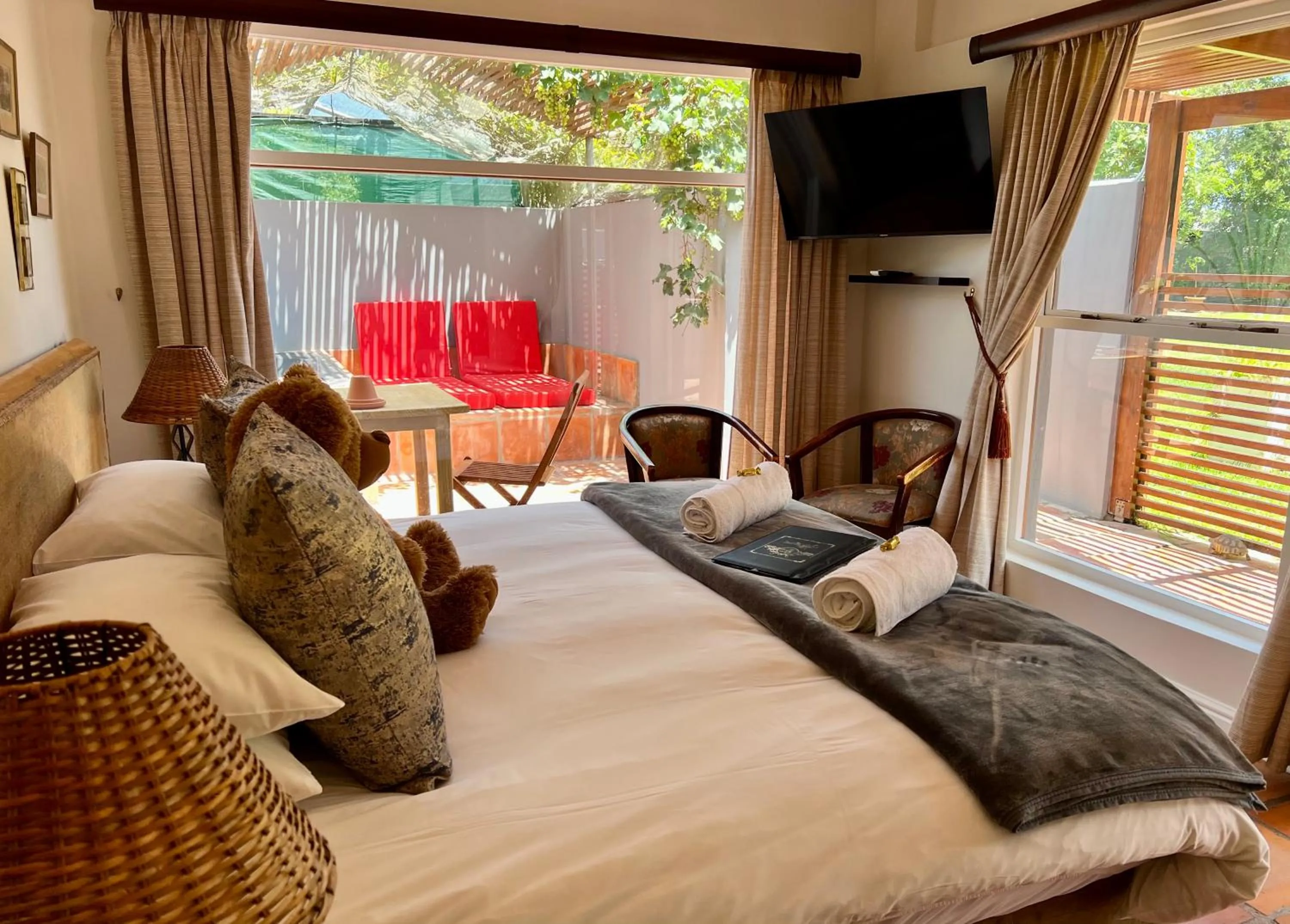 Hot Tub, Bed in Goblin's Creek