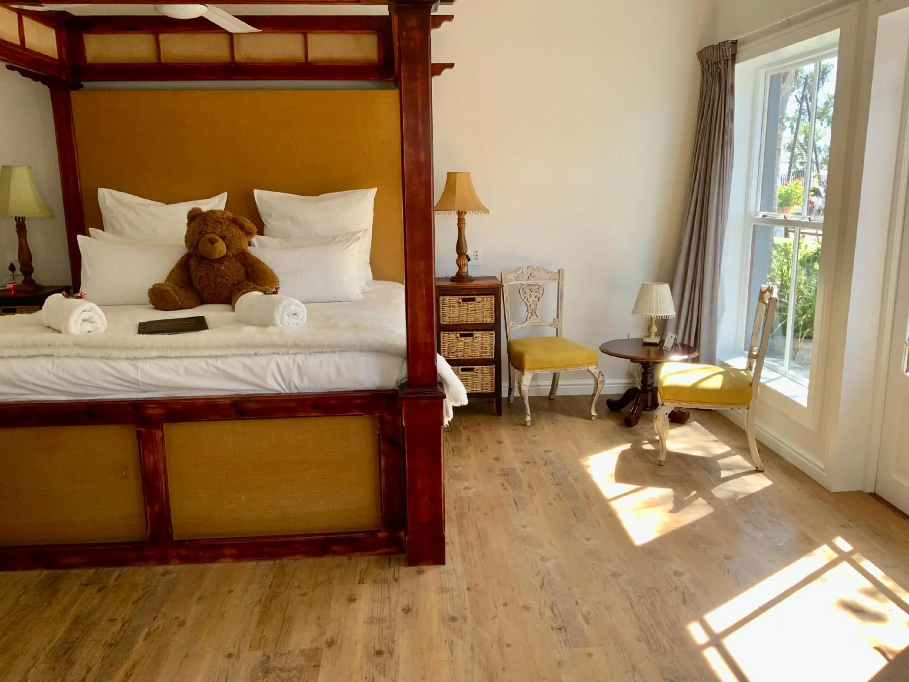 Seating area, Bed in Goblin's Creek