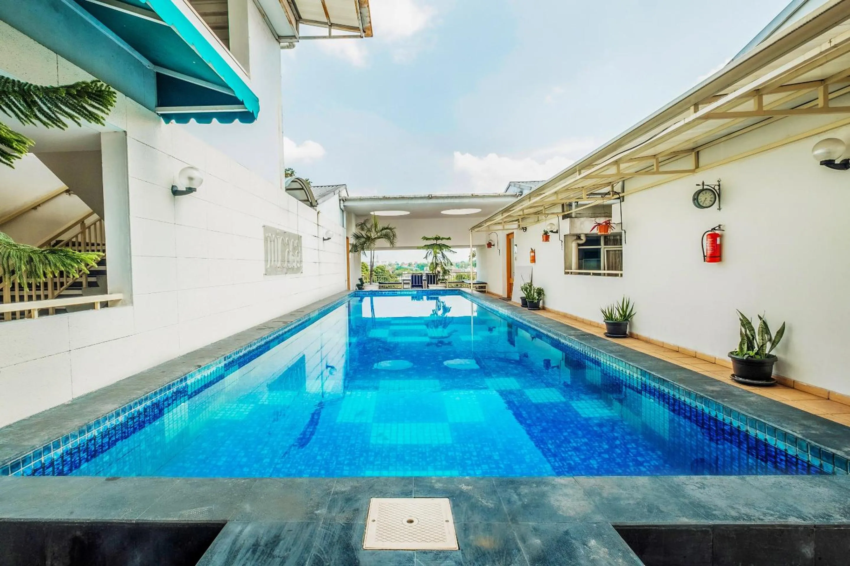 Swimming pool in Collection O 818 Micasa Residence