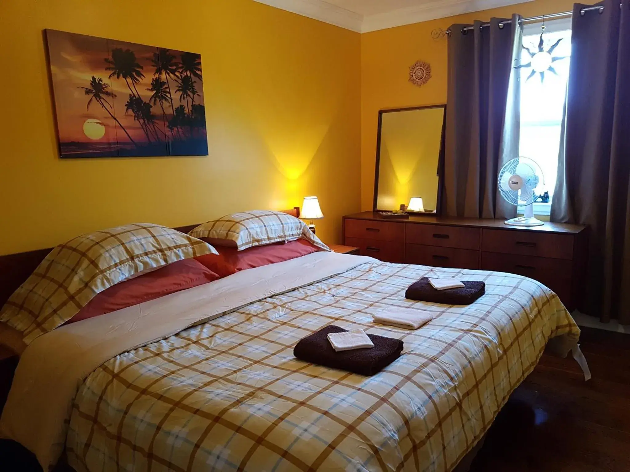 King Room with Private Bathroom in Gîte Le Trésor Caché Bed & Breakfast King Room with Private Bathroom in Gîte Le Trésor Caché Bed & Breakfast