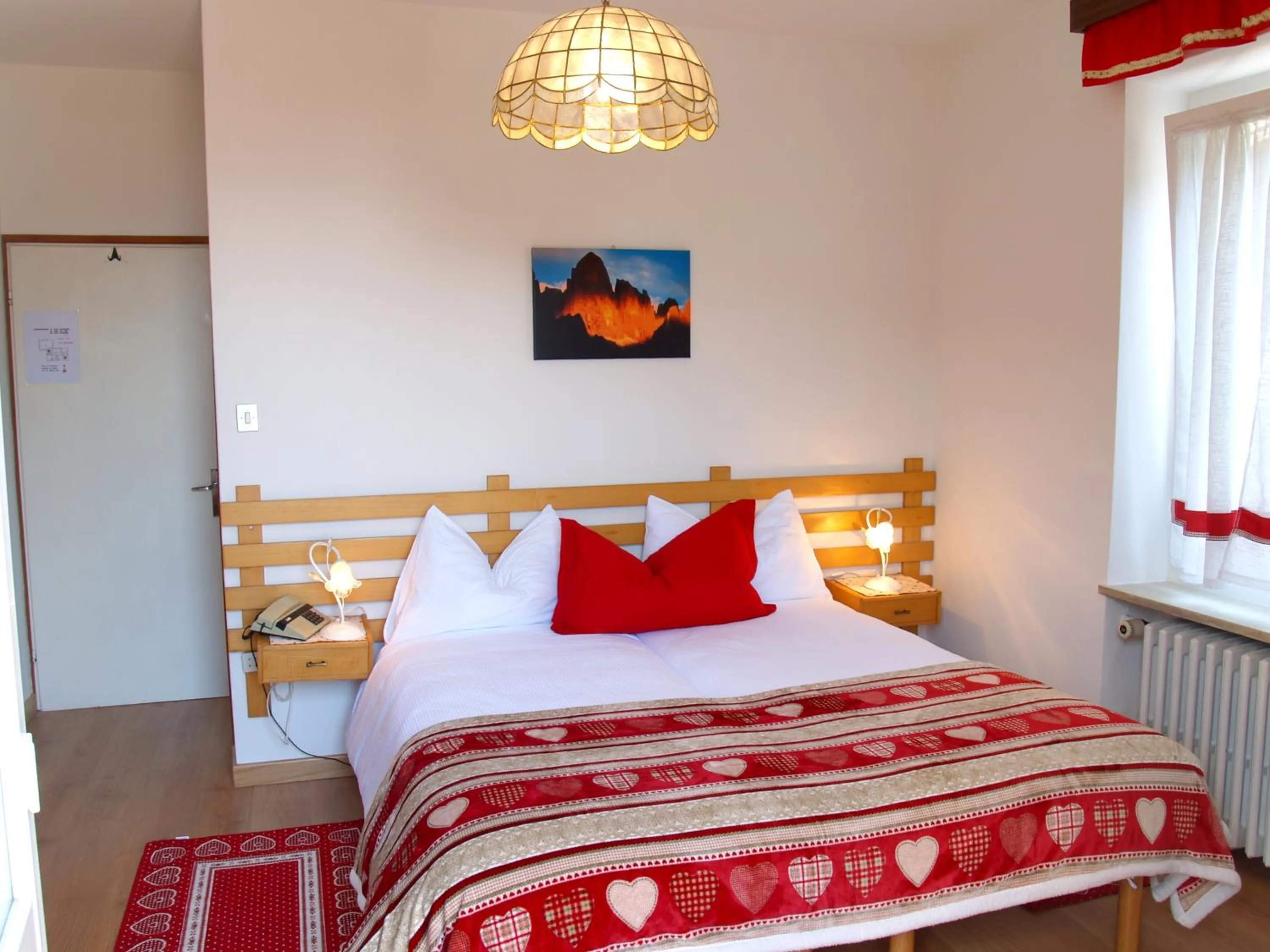 Bedroom, Bed in Hotel Garni Suisse