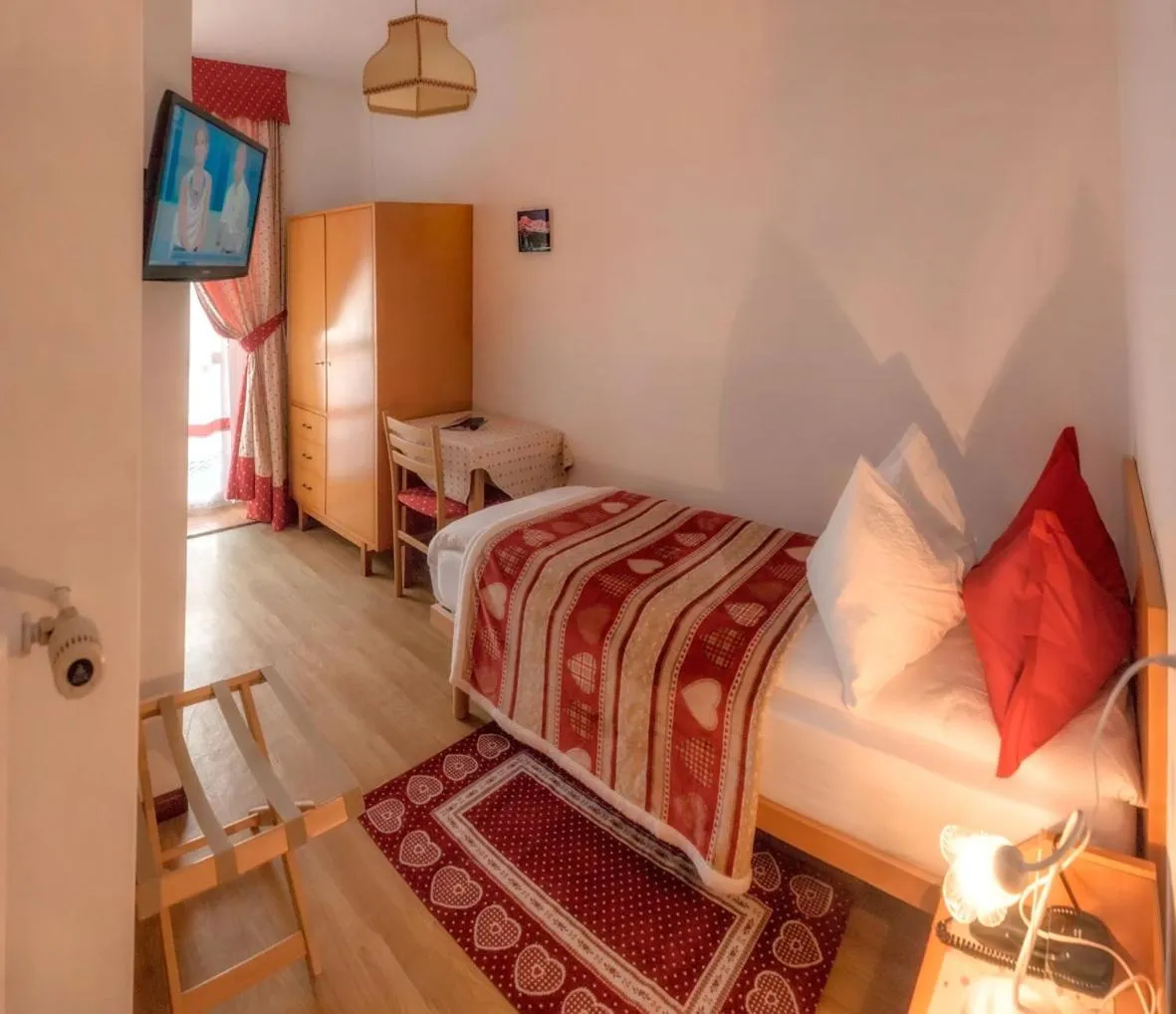 Bedroom, Bed in Hotel Garni Suisse