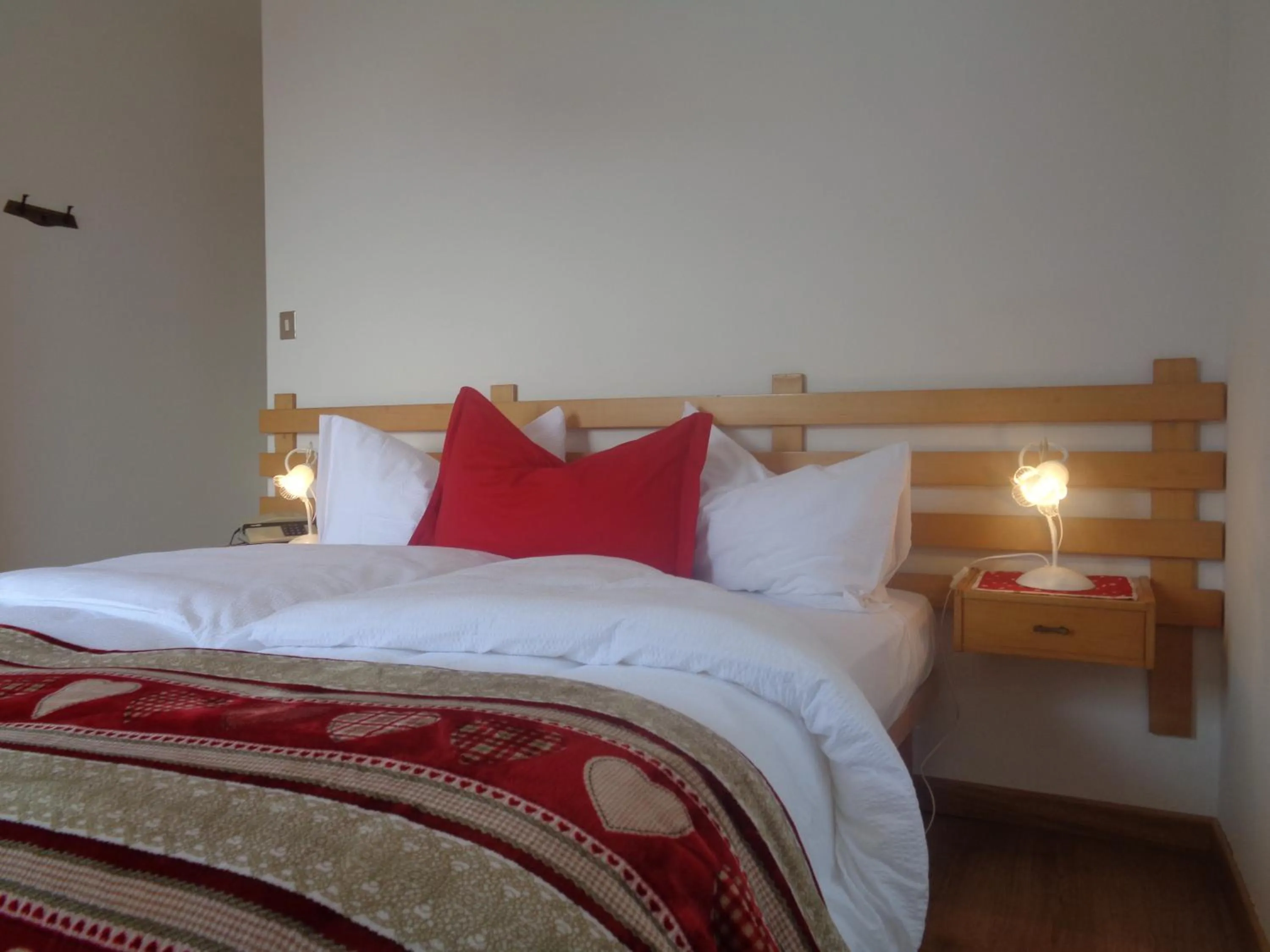 Bedroom, Bed in Hotel Garni Suisse