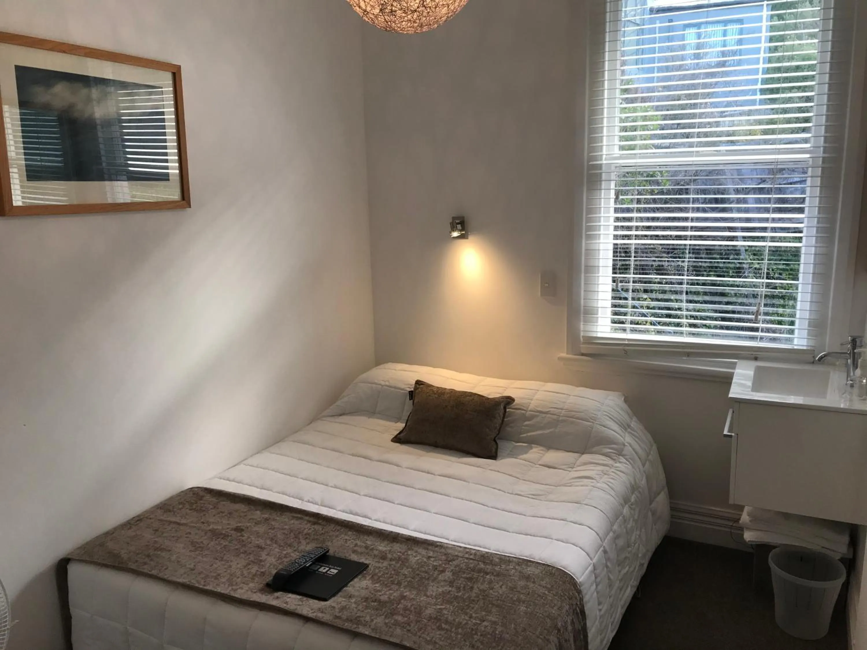 Bed in Ōtoromiro Hotel