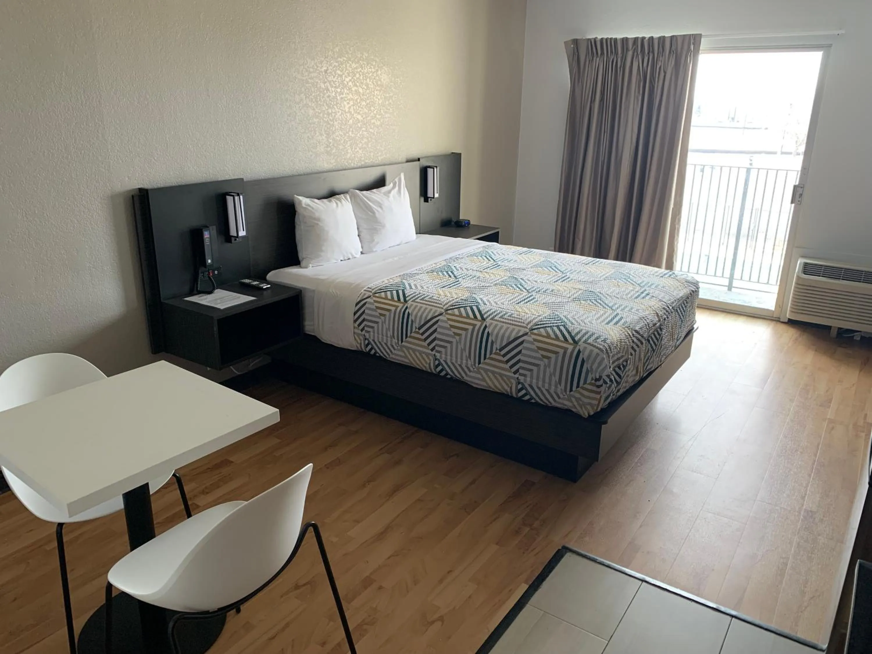 hair dresser, Bed in Studio 6-Lincoln, NE - Airport