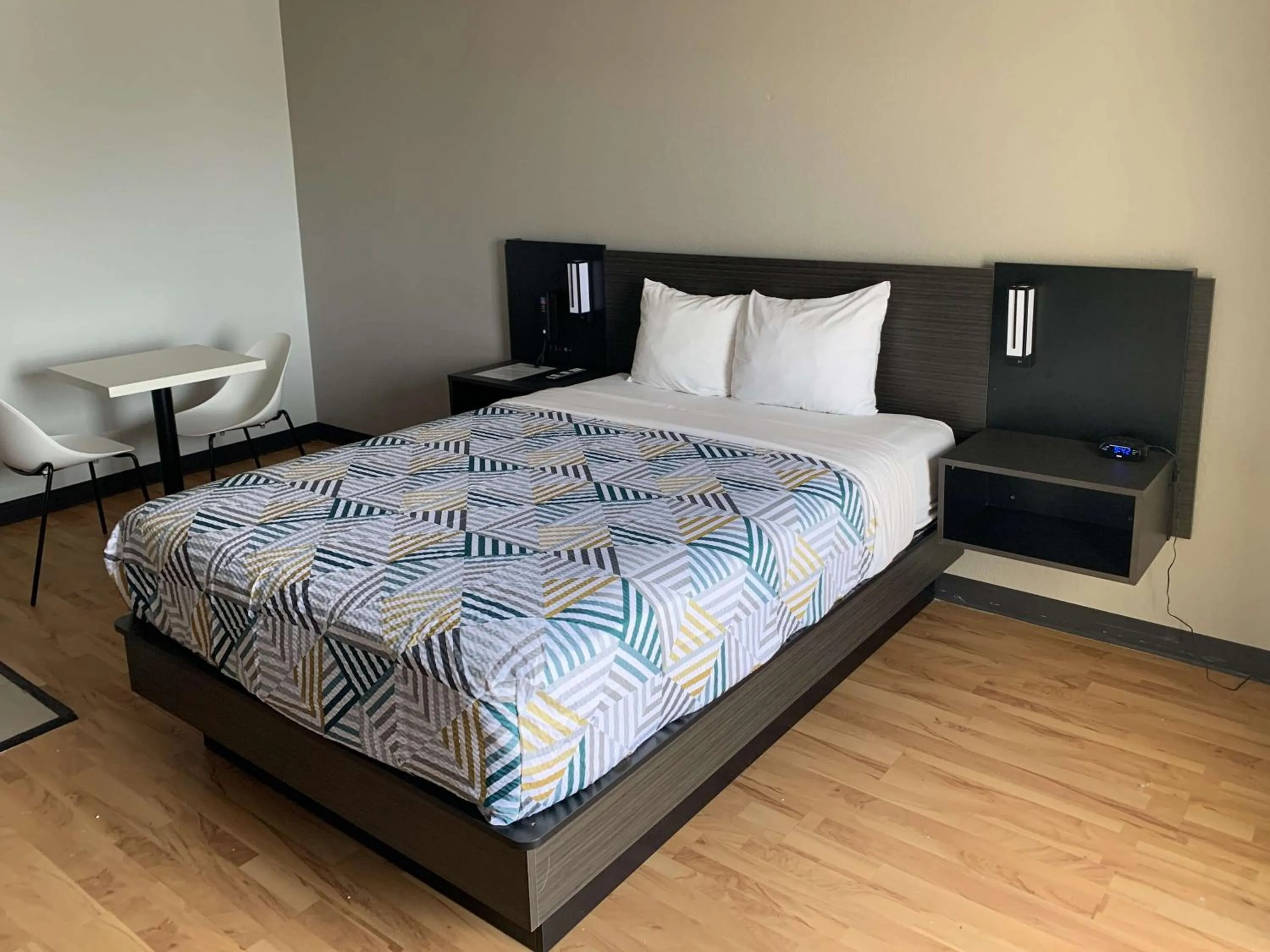 Photo of the whole room, Bed in Studio 6-Lincoln, NE - Airport