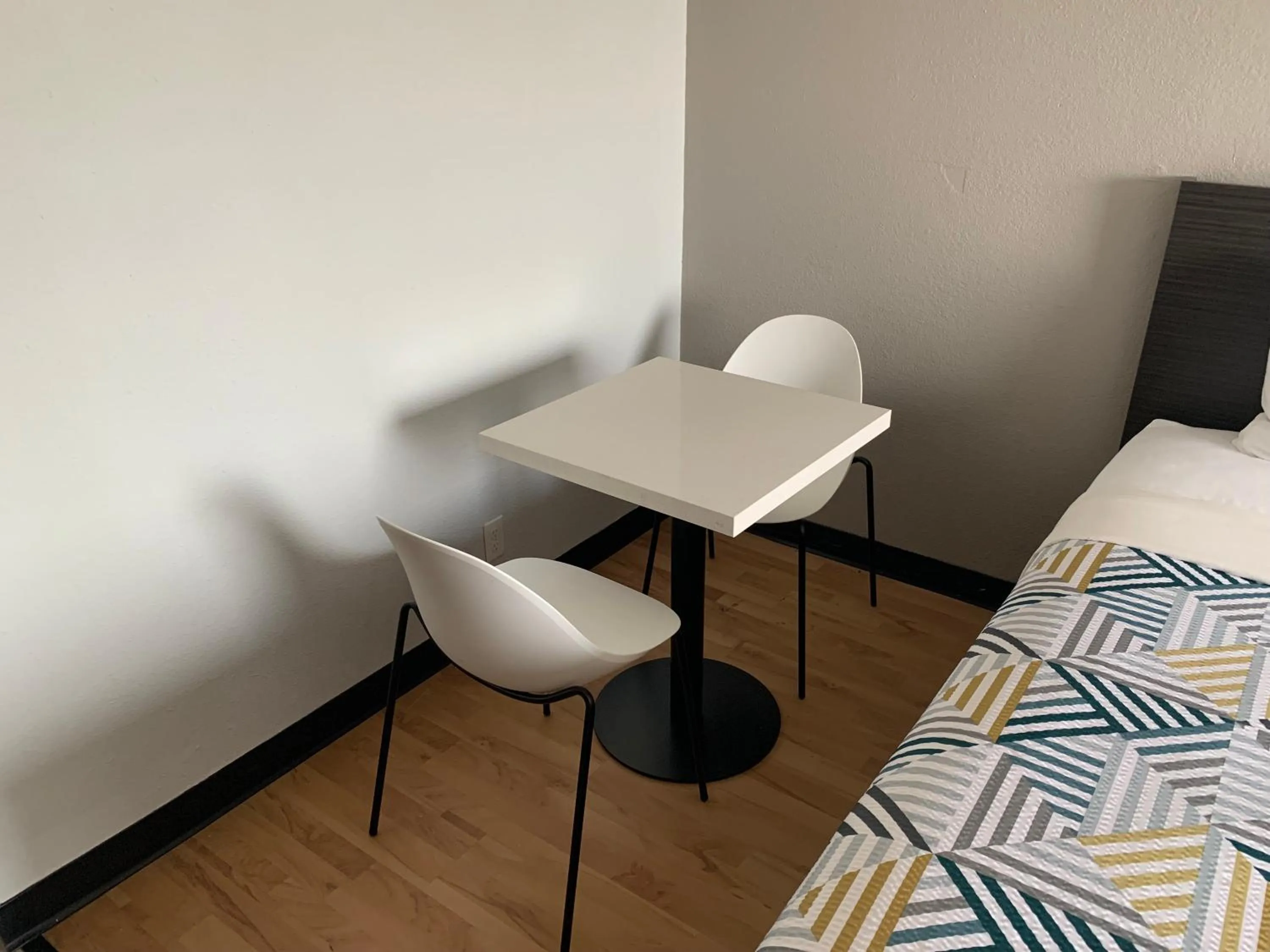 Kitchen or kitchenette, Bed in Studio 6-Lincoln, NE - Airport