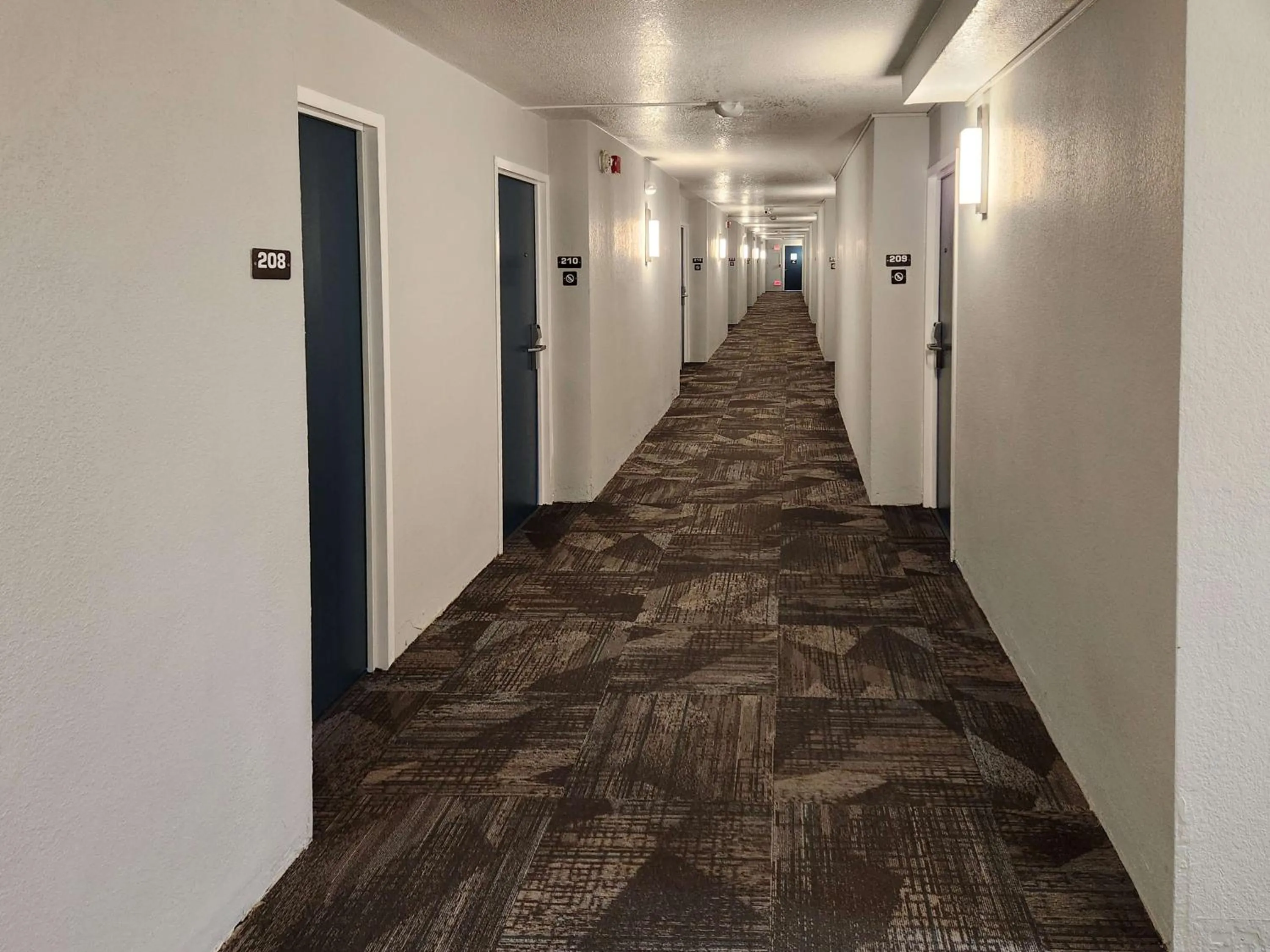 Photo of the whole room in Studio 6-Lincoln, NE - Airport