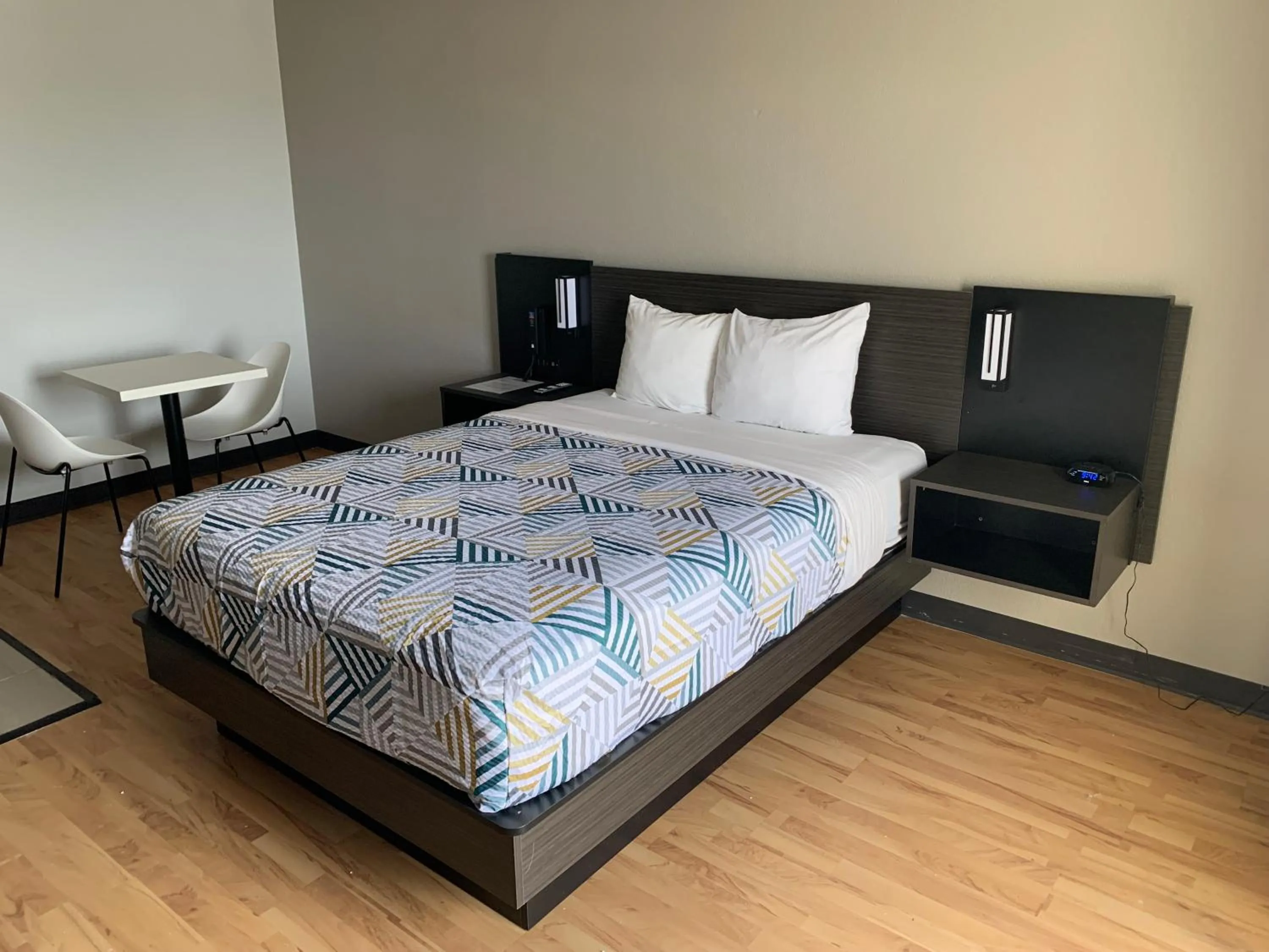 hair dresser, Bed in Studio 6-Lincoln, NE - Airport