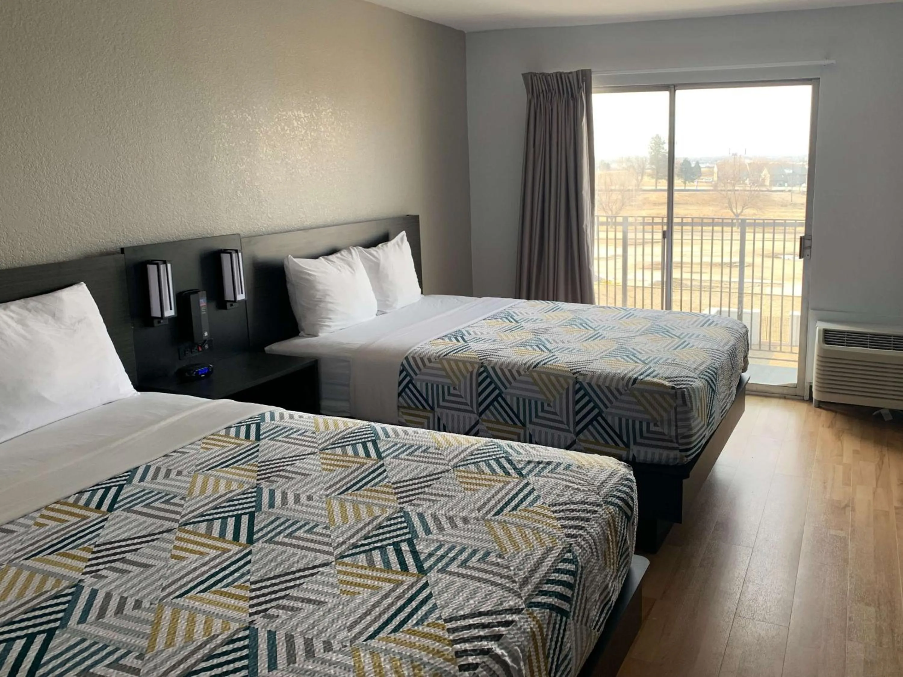 Photo of the whole room, Bed in Studio 6-Lincoln, NE - Airport