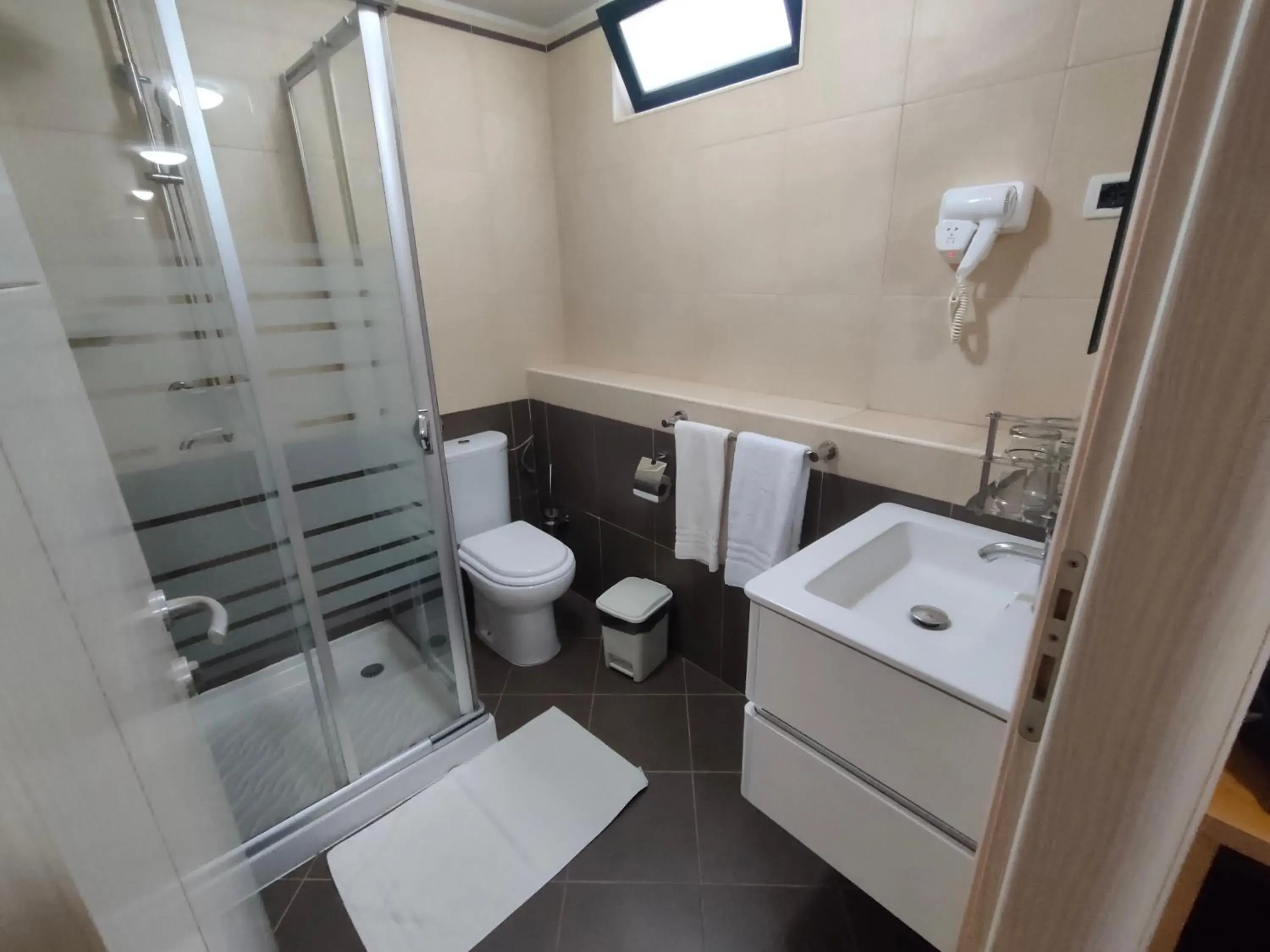 Small Single Room - single occupancy in Hotel Belvedere Mindelo, Cabo Verde Small Single Room - single occupancy in Hotel Belvedere Mindelo, Cabo Verde