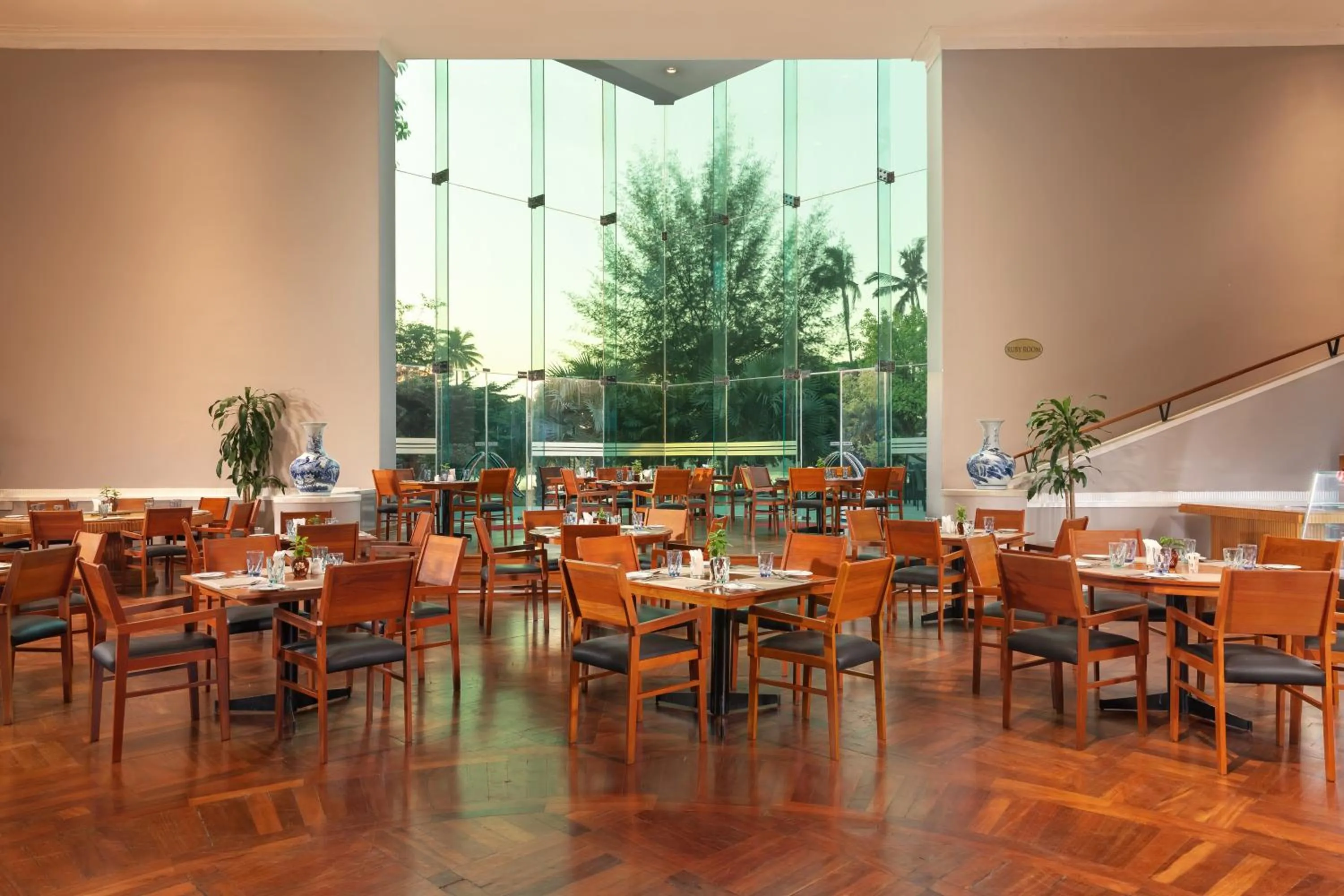 Restaurant/places to eat in Inya Lake Hotel Yangon