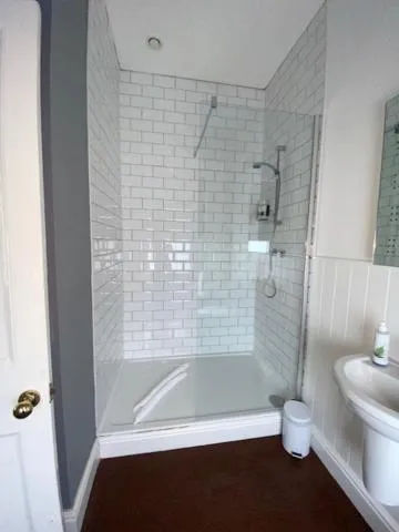 Shower in The Great Western Hotel