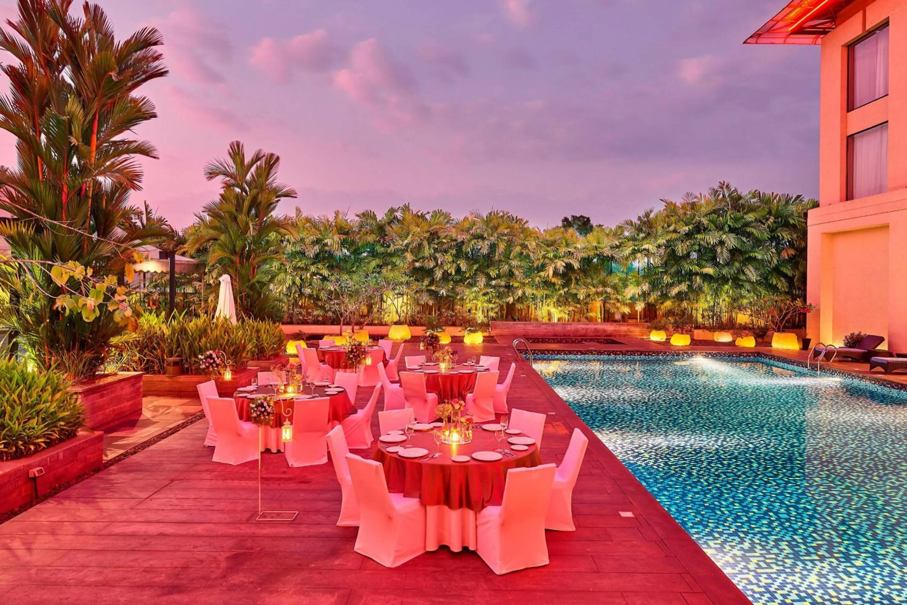 Swimming pool in Courtyard by Marriott Kochi Airport